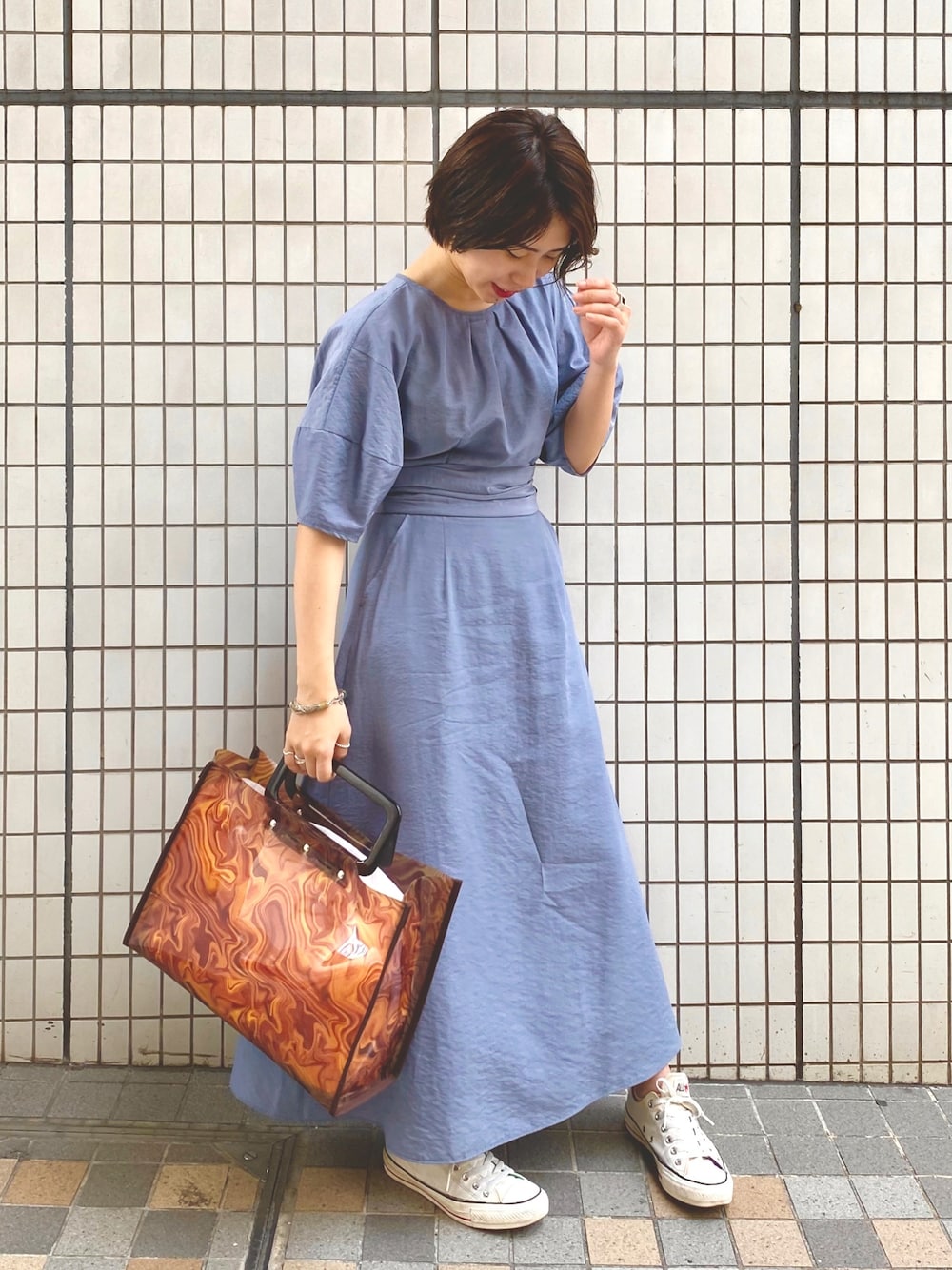 「春コーデ、ラクチンコーデ、大人コーデ、お洒落さんとつながりたい、大人カジュアル、カジュアルコーデ、ワンピース、ロングワンピース、converse、おでかけ」｜「PUBLIC TOKYOのランダムタックフレアワンピース（ワンピース、ブルー系）」を使った、tomiさん（レディース・160cm）の春コーディネートの1枚目の写真