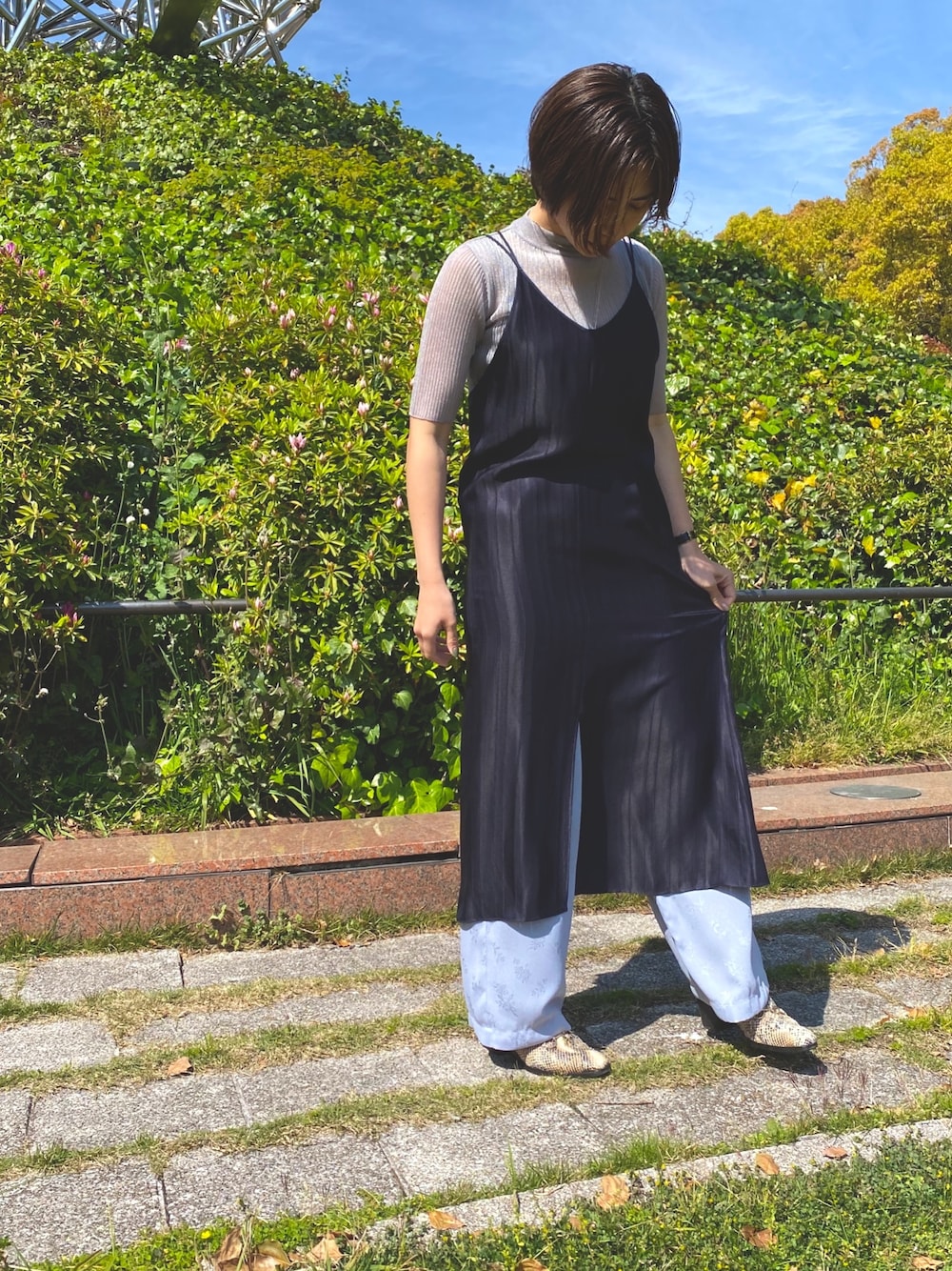 「休日スタイル、シンプル、ゆるコーデ、カジュアル、おうちファッション、おうち時間」｜「PUBLIC TOKYOのアイレットサテンキャミワンピース（ワンピース、ブルー系）」を使った、tomiさん（レディース・160cm）の春コーディネートの1枚目の写真