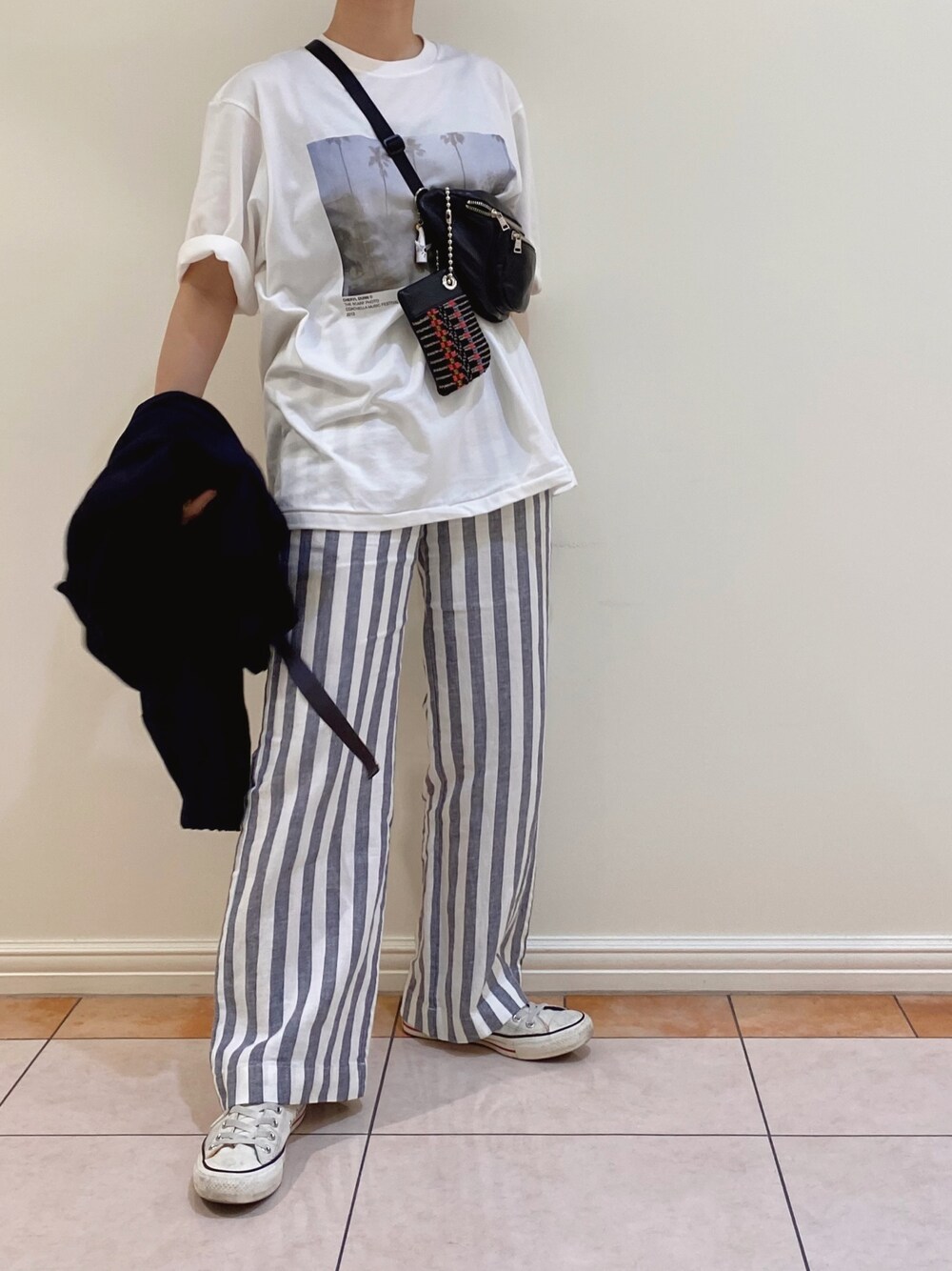 「ラクチンコーデ、カジュアル、大人カジュアル、ビッグシルエット、シャツスタイル、ootd、白Tシャツ、ワントーンコーデ、ストライプ、ブルー」｜「FRAMeWORKのリネンツイルセミワイドパンツ◆（その他パンツ、ブルー系）」を使った、tomiさん（レディース・160cm）の春コーディネートの1枚目の写真