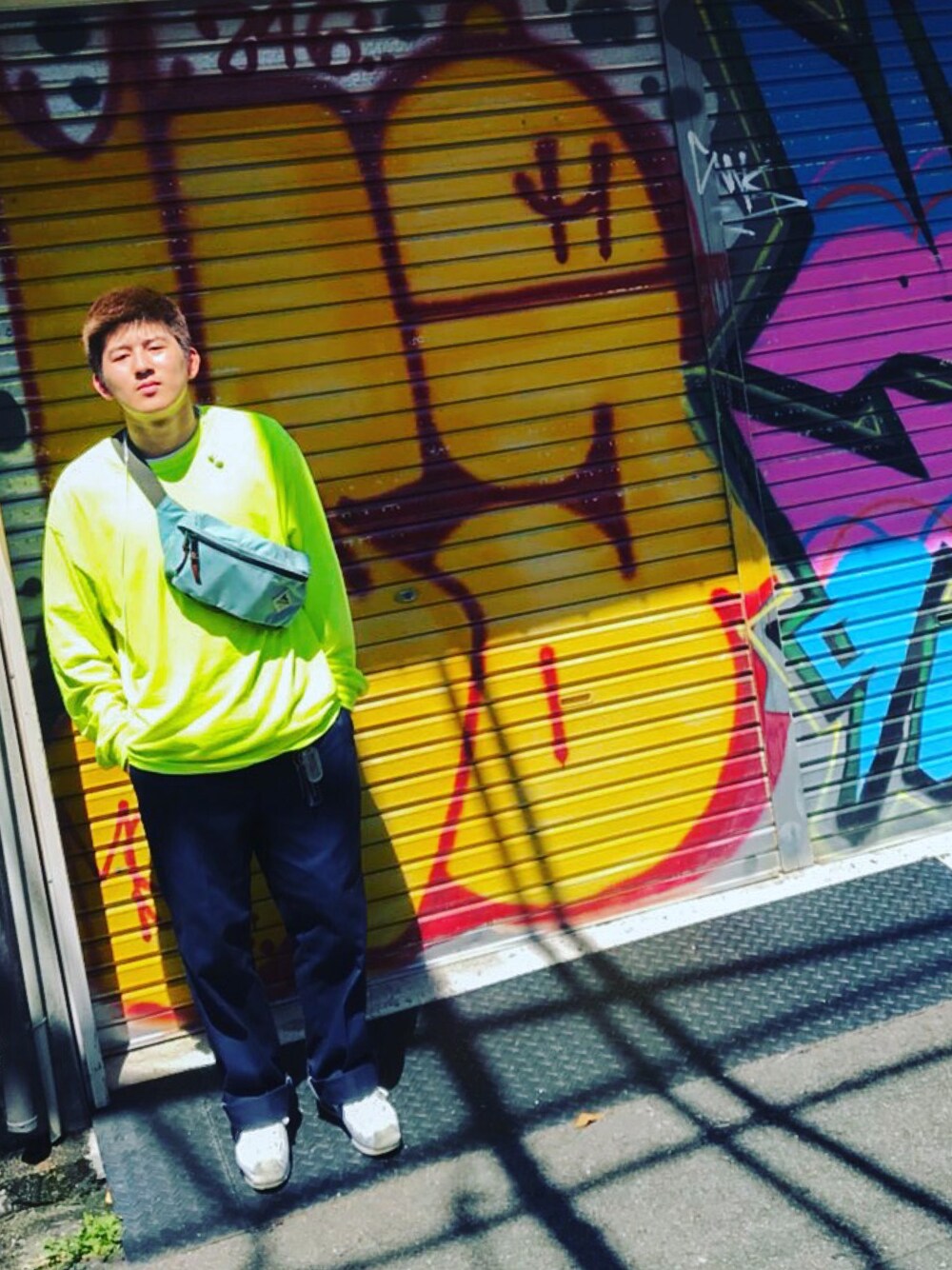 「mormalのアイテム（Tシャツ/カットソー、イエロー系）」を使った、タカユキさん（メンズ・168cm）の秋コーディネートの1枚目の写真