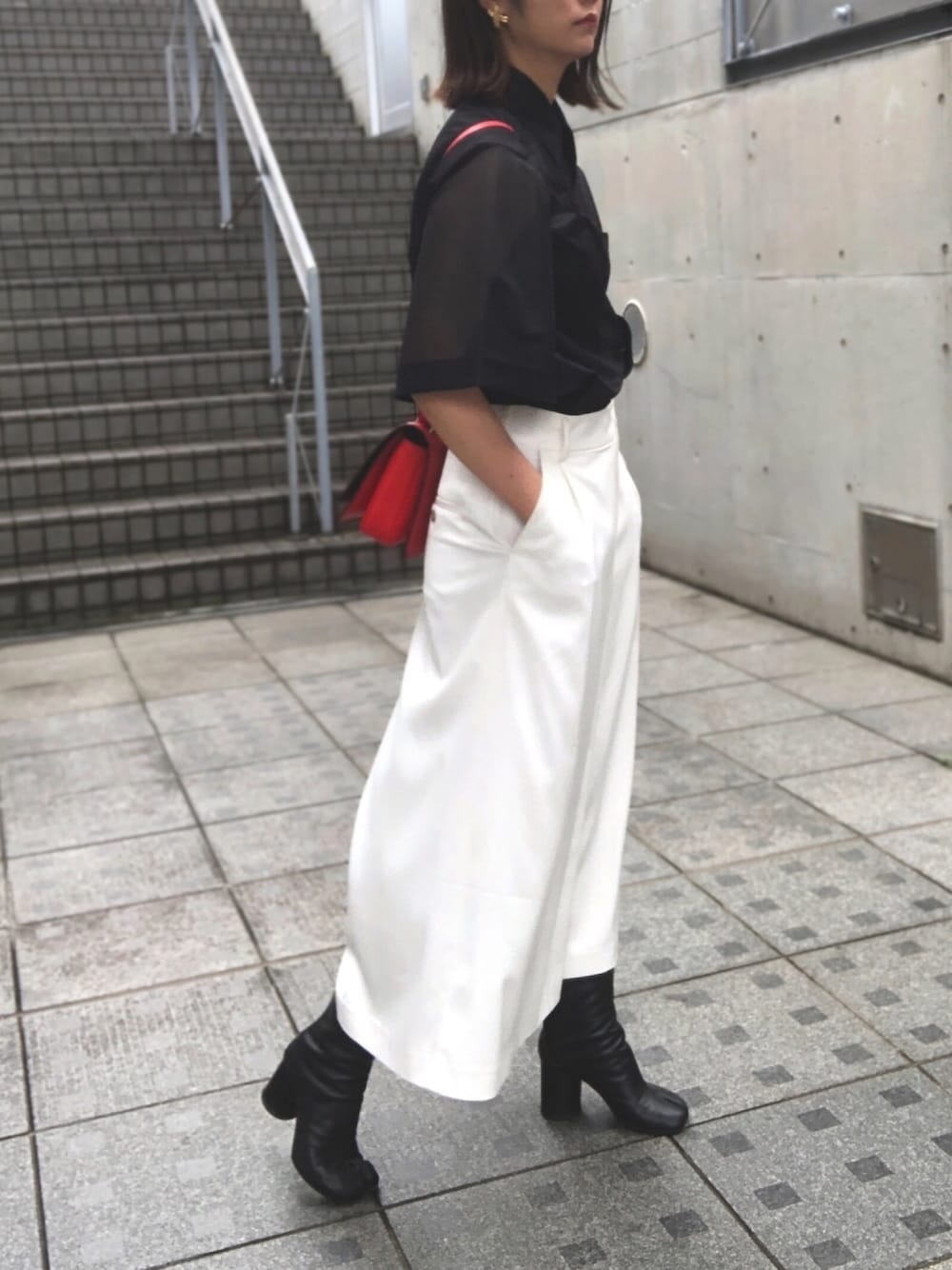 ホワイト系のその他パンツ、レッド系のショルダーバッグ、ブラック系のシャツ/ブラウスを着用したレディースの夏コーディネートの1枚目の写真