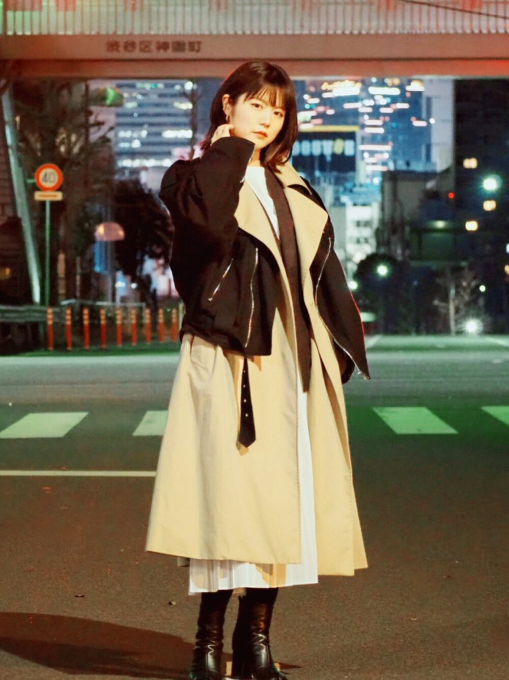 ブラック系のジャケット/アウター、グリーン系のジャケット/アウター、ホワイト系のTシャツ/カットソーを着用したレディースの冬コーディネートの1枚目の写真