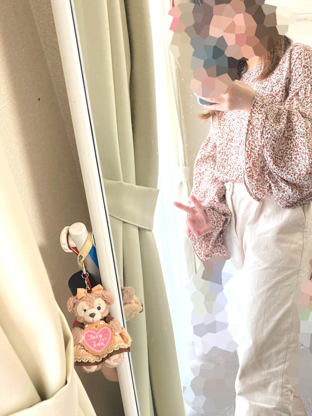 ホワイト系のシャツ/ブラウス、ホワイト系のその他パンツを着用したレディースの春コーディネートの1枚目の写真