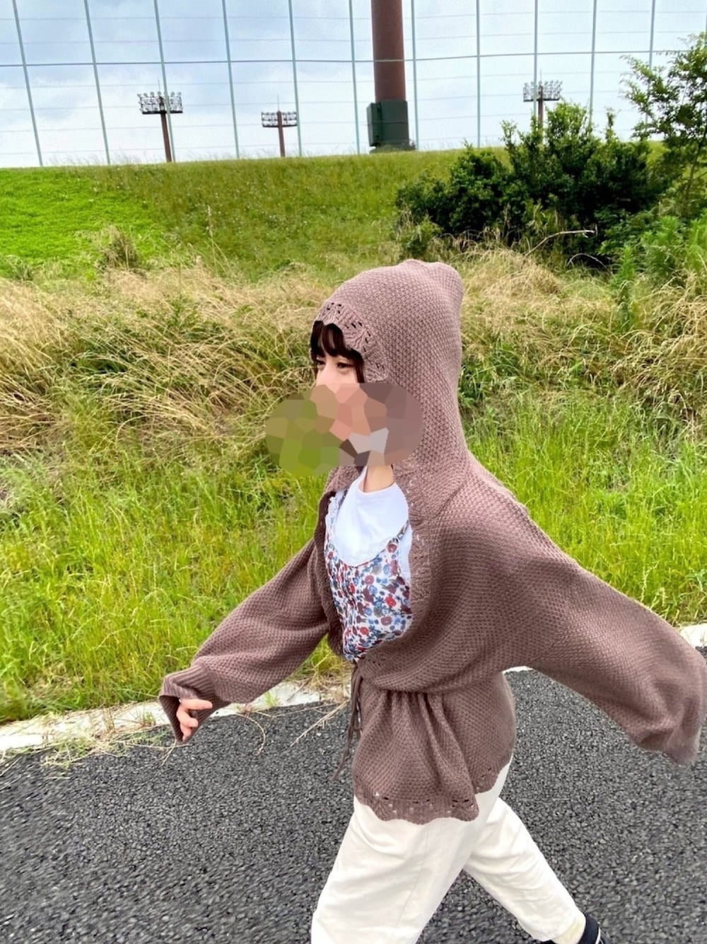 ホワイト系のシャツ/ブラウス、ホワイト系のその他パンツを着用したレディースの夏コーディネートの1枚目の写真