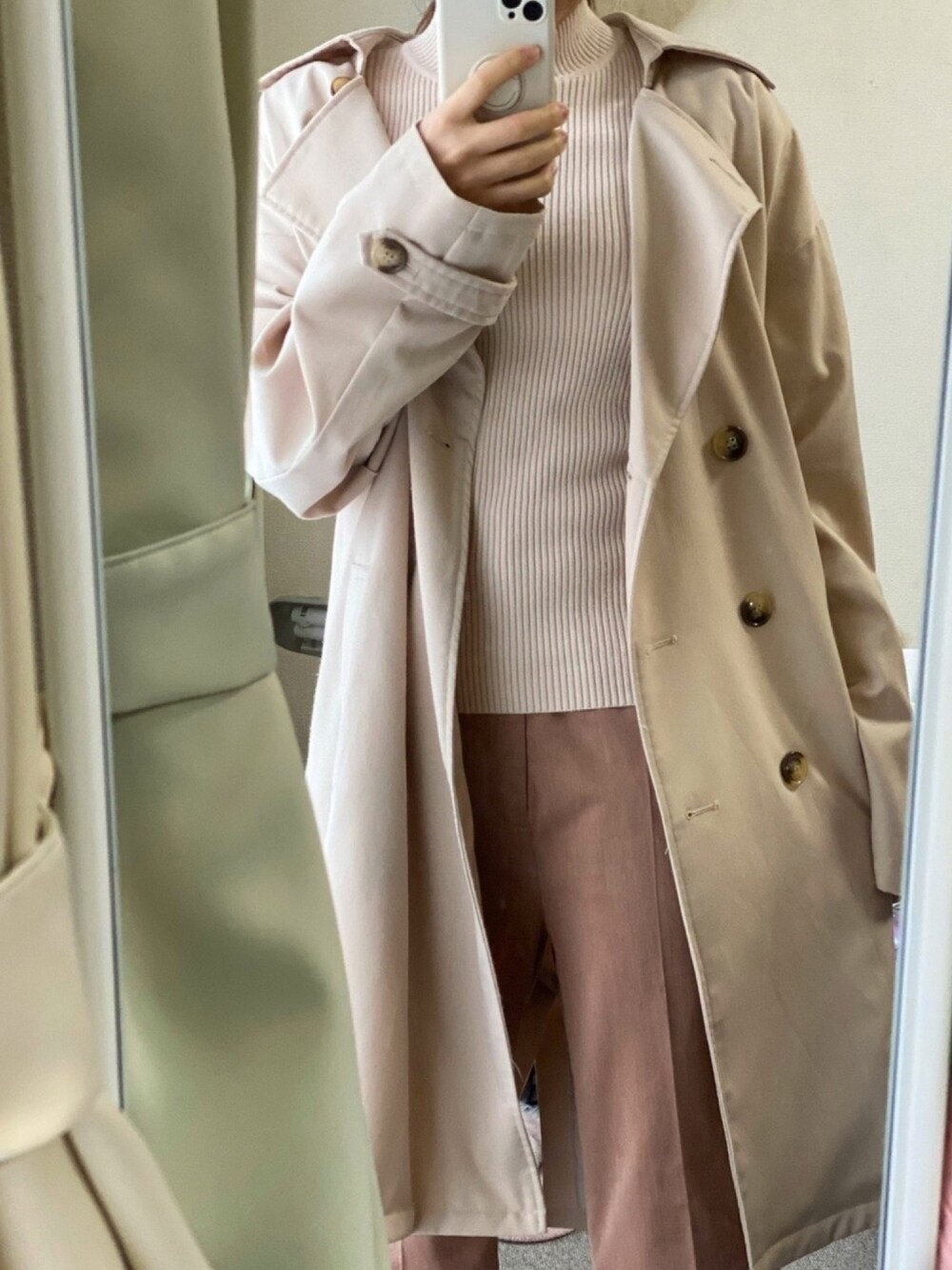 「秋のマイ旬スタイル、低身長、大人コーデ、パンツスタイル、ニット、シンプル、ワントーンコーデ、トレンチコート、ベージュ」｜「しまむらのアイテム（トレンチコート、ベージュ系）」を使った、ゆかさん（レディース・140cm）の秋コーディネートの1枚目の写真