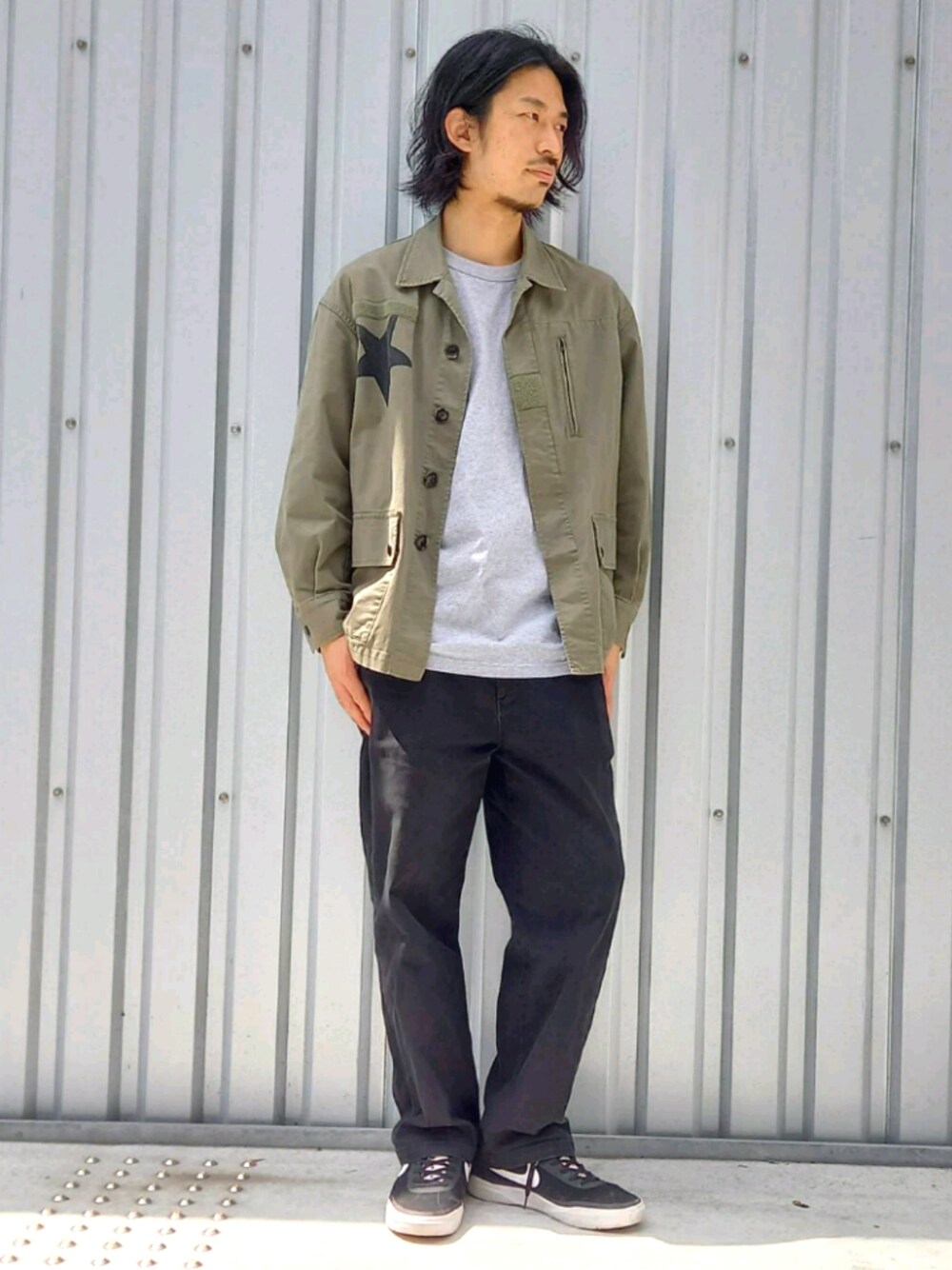 「ミリタリー、きれいめカジュアル、グリーン、UNIQLO、大人カジュアル」｜「Steven Alanの＜Steven Alan＞ FINE FLN SUPER BAGGY TAPERED HALF EASY-JUST/パンツ（その他パンツ、ブラック系）」を使った、ryutaさん（メンズ・173cm）の春コーディネートの1枚目の写真
