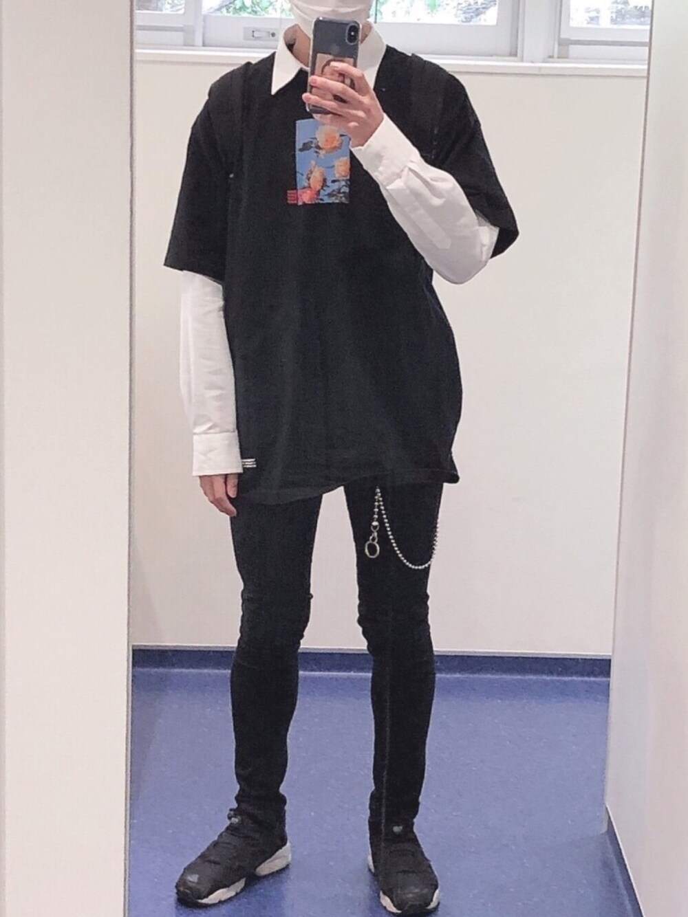 「韓国、韓国ファッション、春コーデ、お洒落さんとつながりたい、スニーカー、大学生、UNIQLO、HARE、LEGENDA、reebok」｜「LEGENDAのRERATION SHIT ルーズシルエットクルーネックTシャツ（Tシャツ/カットソー、ブラック系）」を使った、手洗いうがいさん（メンズ・176cm）の春コーディネートの1枚目の写真