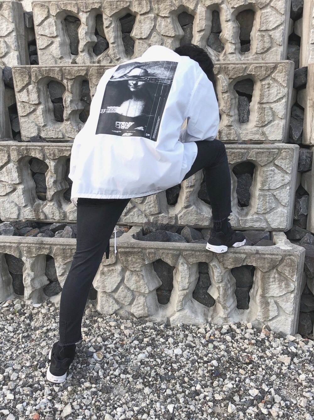 「韓国ファッション、韓国、春コーデ、LEGENDA、reebok」｜「LEGENDAのLIMITED GLITCH ART コーチジャケット（ナイロンジャケット、ホワイト系）」を使った、手洗いうがいさん（メンズ・176cm）の春コーディネートの1枚目の写真