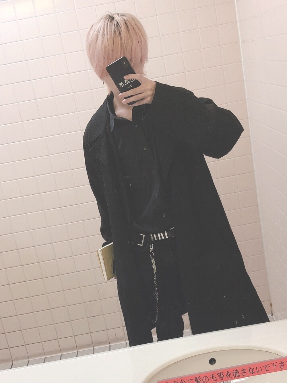 「ブラック、オールブラック、ユニクロ、韓国ファッション」｜「DHOLIC SELECTのDオーバーサイズラグラントレンチコートMSECT001（トレンチコート、ブラック系）」を使った、手洗いうがいさん（メンズ・176cm）の秋コーディネートの1枚目の写真
