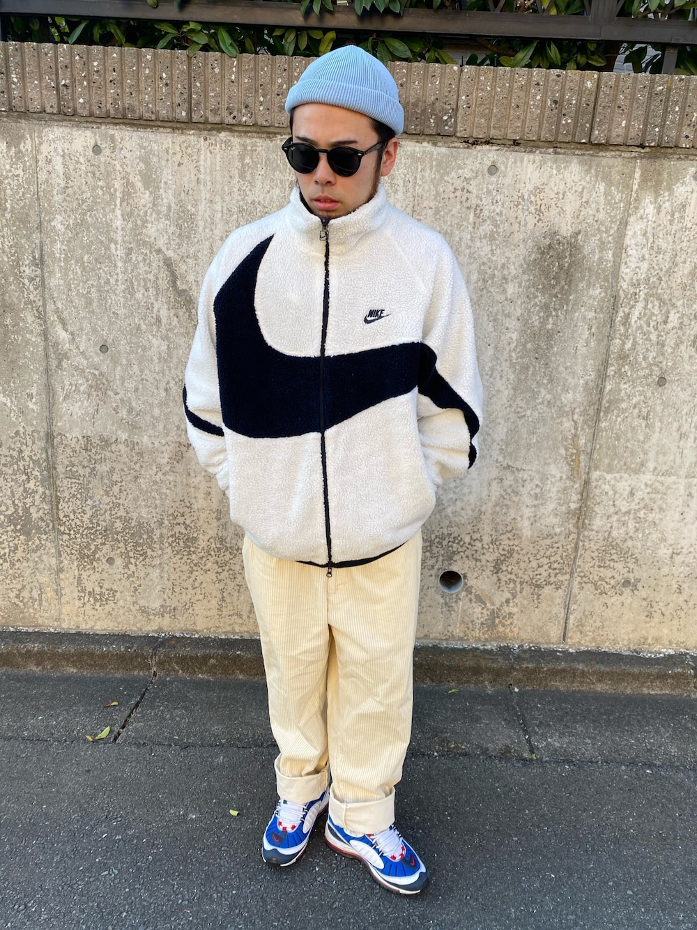 ホワイト系のブルゾン、ホワイト系のパンツ、ブルー系のスニーカーを着用したメンズの冬コーディネートの1枚目の写真