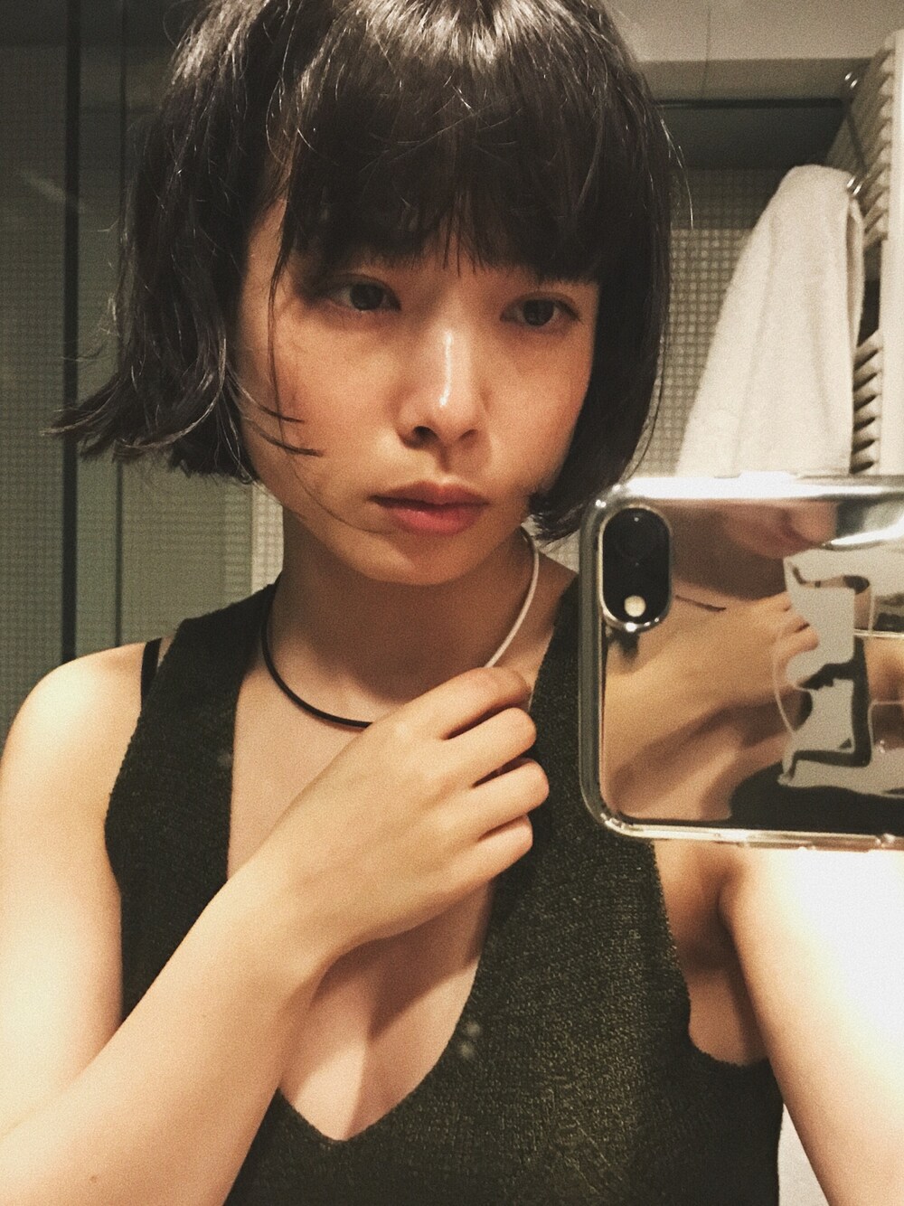 「iPhoneケース、DEPT、VTOPIA」｜「born from rockのアイテム（ネックレス、ブラック系）」を使った、eriさん（レディース・161cm）の春コーディネートの1枚目の写真