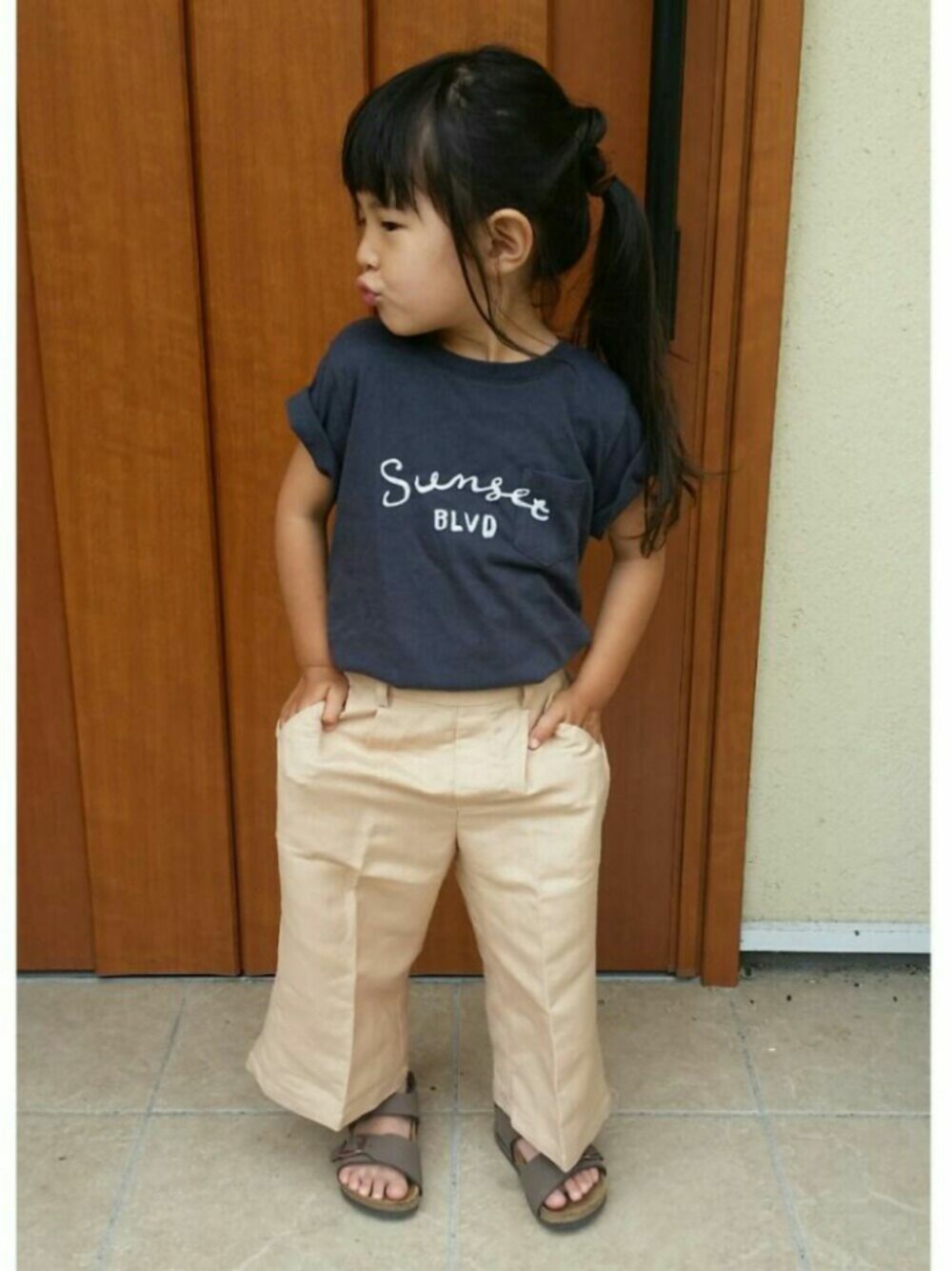 「Tシャツ、サンダル、ビルケンシュトック、ワイドパンツ」｜「CIAOPANIC TYPYのLAサンセットロゴグラフィックT（Tシャツ/カットソー、グレー系）」を使った、meimeiさん（キッズ・90cm）の夏コーディネートの1枚目の写真