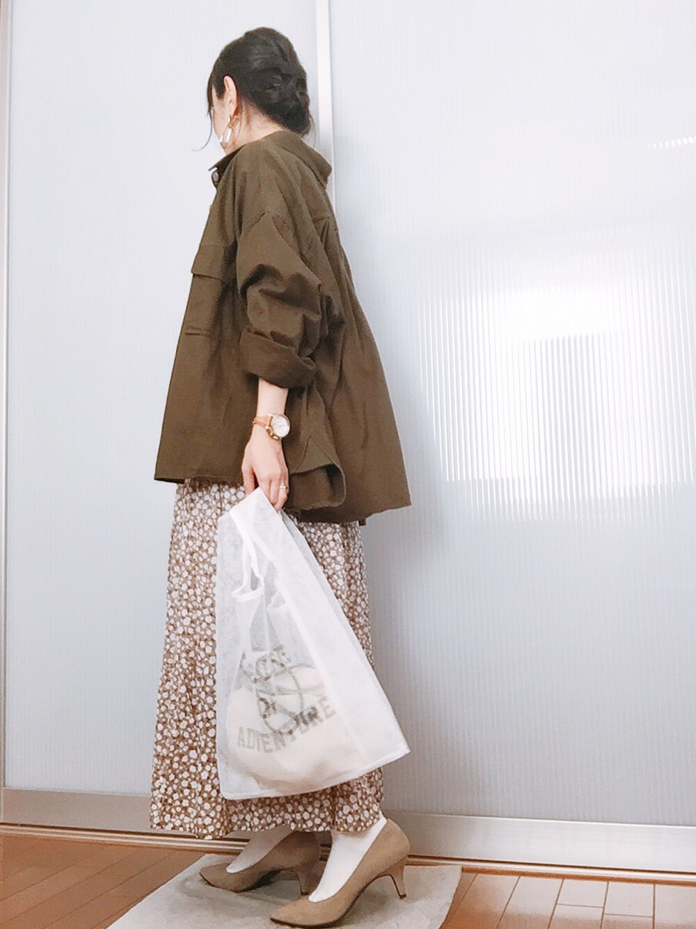 「平成最後のWEARISTAセンバツ、春、大人カジュアル、ootd、花柄スカート、ティアードスカート、GU、amerivintage、ミリタリーシャツ、151cm」｜「AmeriのMILITARY SHIRT JACKET（ミリタリージャケット、グリーン系）」を使った、Mioさん（レディース・151cm）の春コーディネートの1枚目の写真