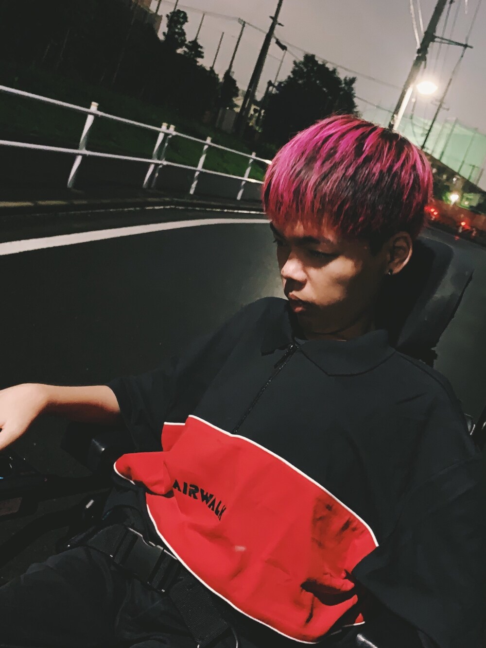 ブラック系のTシャツ/カットソーを着用したメンズの冬コーディネートの1枚目の写真