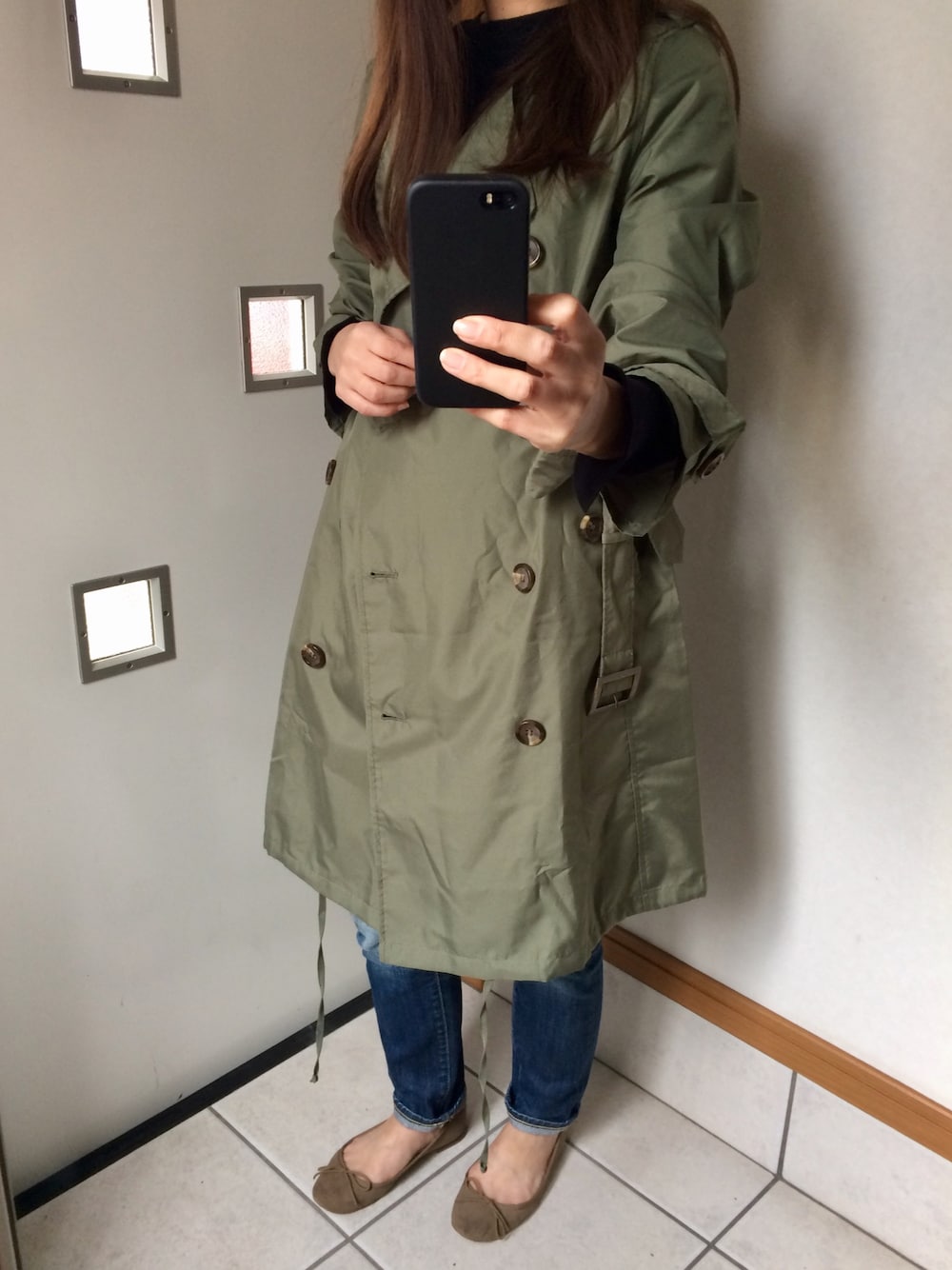 「レインコート、ニット、デニムパンツ、バレエシューズ、シンプル、大人カジュアル、大人コーデ、はるコーデ、雨の日コーデ」｜「ENFOLDのアイテム（ニット/セーター、ブラック系）」を使った、sato*さん（レディース・155cm）の春コーディネートの1枚目の写真