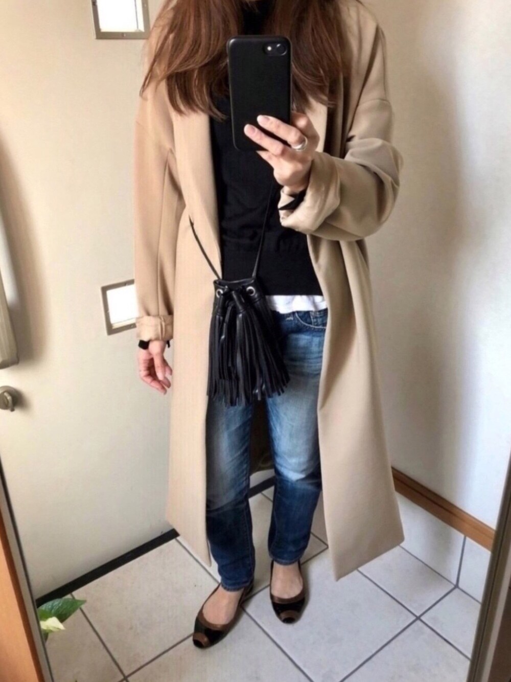 「ニット、デニム、パンプス、シンプル、チェスターコート、秋のコーデ、オーバーサイズ、巾着バッグ、オトナカジュアル、2018マイベストコーデ」｜「Deuxieme Classeのアイテム（チェスターコート、ベージュ系）」を使った、sato*さん（レディース・155cm）の秋コーディネートの1枚目の写真