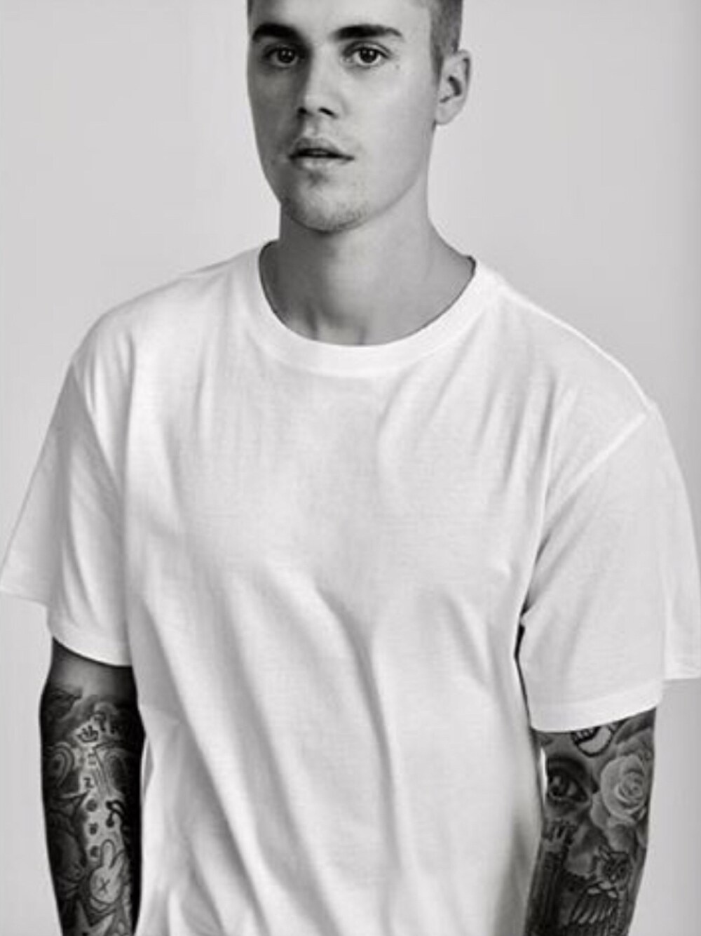 「xkarla、Hanes」｜「xkarlaのアイテム（Tシャツ/カットソー、ホワイト系）」を使った、Kenさん（メンズ・175cm）の春コーディネートの1枚目の写真
