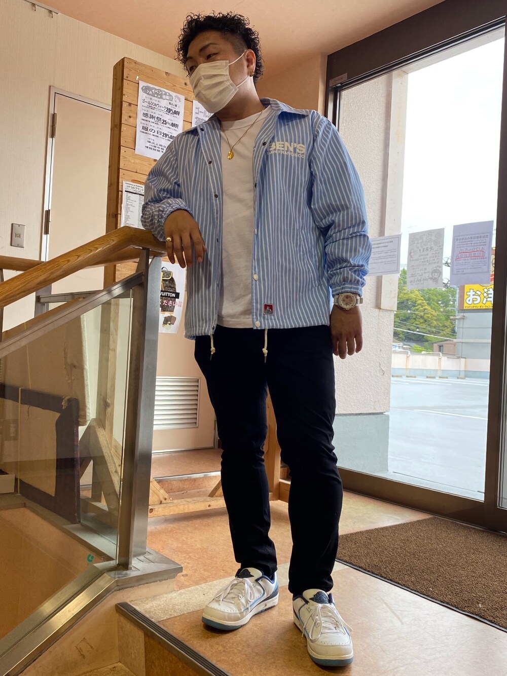「NIKEのアイテム（スニーカー、ホワイト系）」を使った、ケントマンさん（メンズ・171cm）の春コーディネートの1枚目の写真