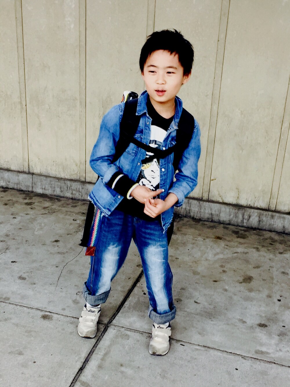 「重ね着、デニオンデニム、DENIM DUNGAREE、ＢＬＯＣ」｜「H&Mのアイテム（シャツ/ブラウス、ブルー系）」を使った、clashさん（メンズ・125cm）の夏コーディネートの1枚目の写真