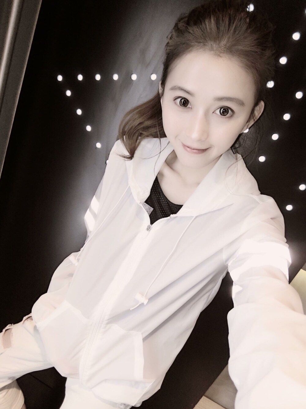 「Top Shopのアイテム（ジャケット/アウター、ホワイト系）」を使った、Abby 馮媛甄さん（レディース・158cm）の冬コーディネートの1枚目の写真
