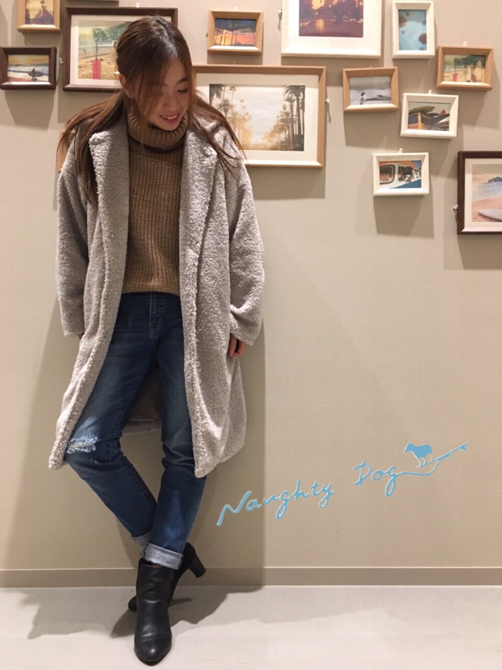 ブラウン系のニット/セーター、ベージュ系のジャケット/アウター、ブルー系のデニムパンツを着用したレディースの冬コーディネートの1枚目の写真