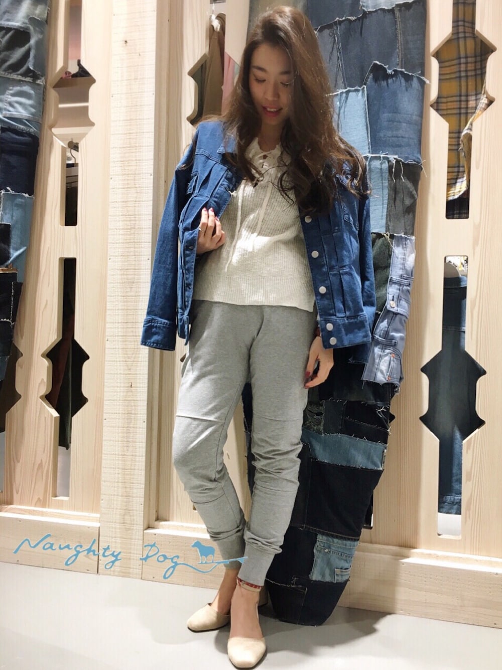 ホワイト系のニット/セーター、ブルー系のデニムジャケット、グレー系のその他パンツを着用したレディースの春コーディネートの1枚目の写真