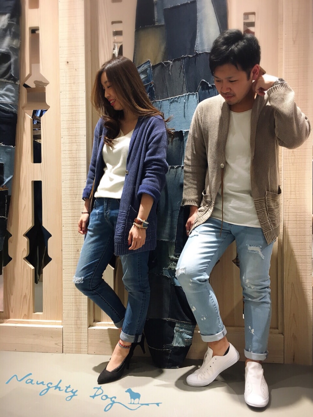 ホワイト系のTシャツ/カットソー、ブルー系のカーディガン/ボレロ、ブルー系のデニムパンツを着用したレディースの春コーディネートの1枚目の写真