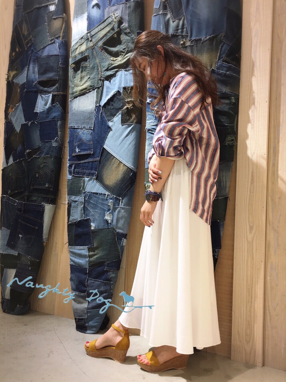 レッド系のシャツ/ブラウス、ホワイト系のスカート、イエロー系のサンダルを着用したレディースの春コーディネートの1枚目の写真