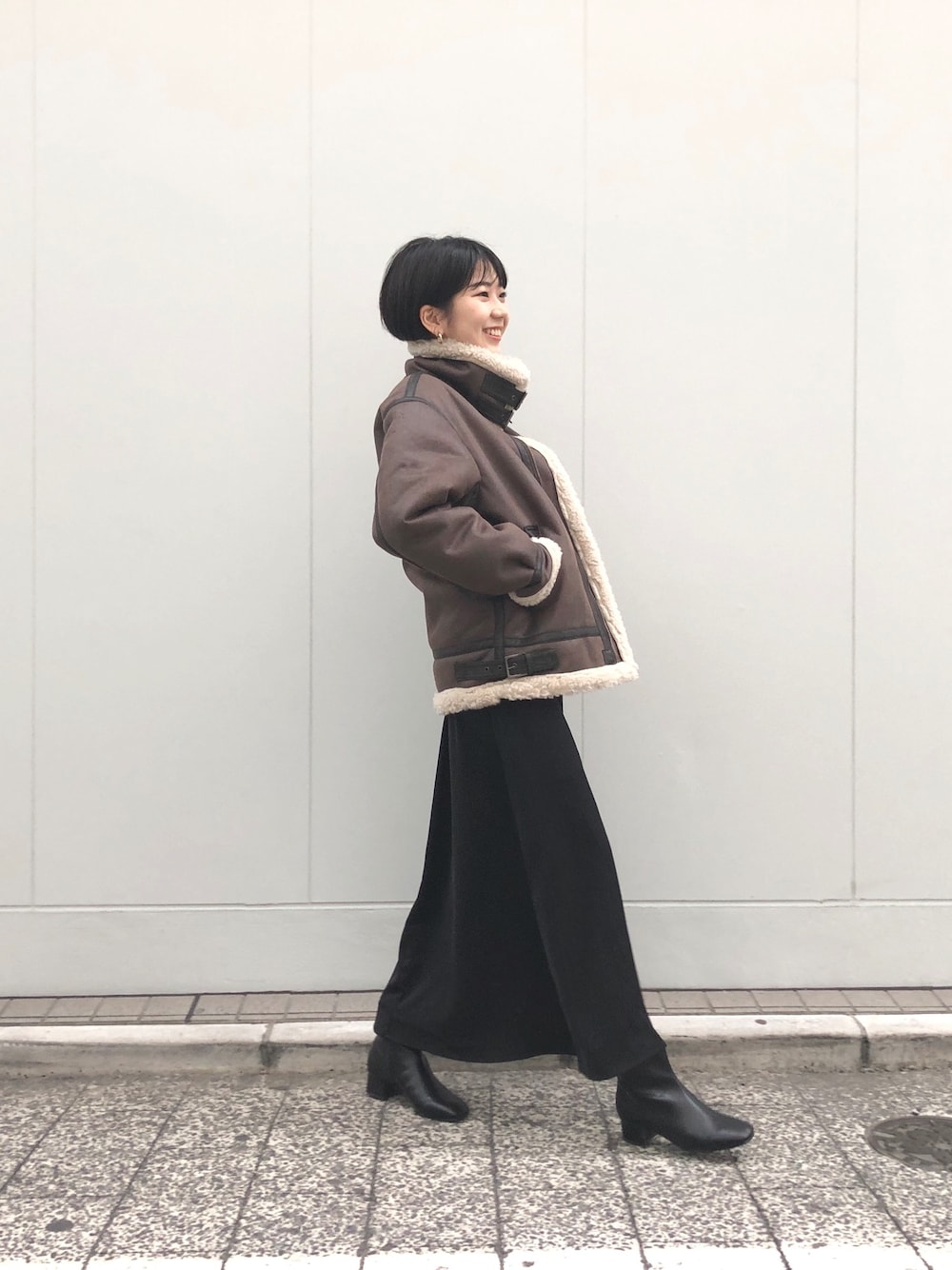 「カジュアル、秋冬コーデ、ロングワンピース、黒、alpha、alphaindustries、キャミワンピ、ブーツ、ショートヘア、フライトジャケット」｜「Alpha Industriesの【ALPHA INDUSTRIES】 B3フライトジャケット（テーラードジャケット、ブラウン系）」を使った、sachiさん（レディース・165cm）の秋コーディネートの1枚目の写真