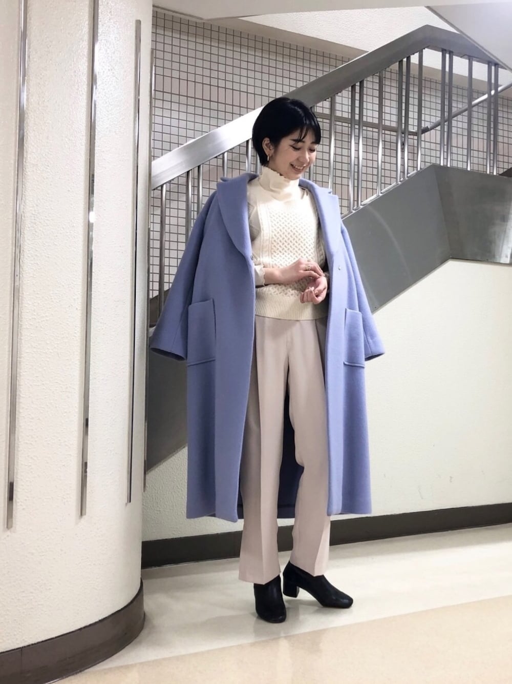 「大人カジュアル、シンプルコーデ、オトナ女子、ニットコーデ、オーバーサイズ、ショートブーツ、アウター、パンツスタイル、サックスブルー、ショートヘア」｜「CAPRICIEUX LE'MAGEのWフェイスウールコート（チェスターコート、ブルー系）」を使った、sachiさん（レディース・165cm）の秋コーディネートの1枚目の写真