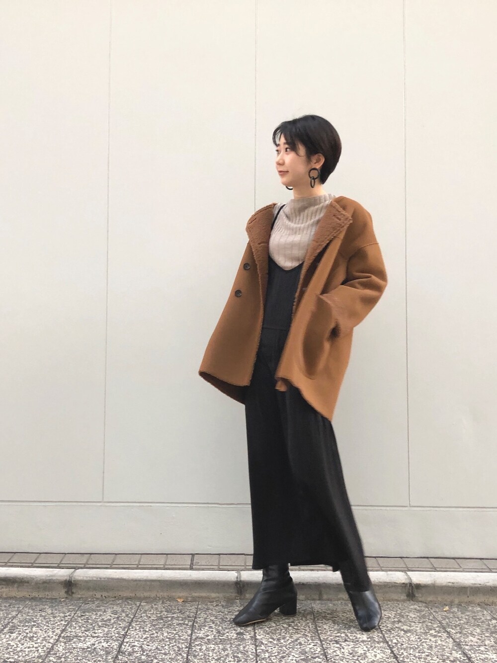 「年末WEAR感謝祭、冬コーデ、オトナ女子、おしゃれさんと繋がりたい、ニット、キャミワンピ、ボアジャケット、ワンピース、ブーツ、ショートヘア」｜「CAPRICIEUX LE'MAGEのスムースボアミドルコート（その他アウター、ブラウン系）」を使った、sachiさん（レディース・165cm）の冬コーディネートの1枚目の写真
