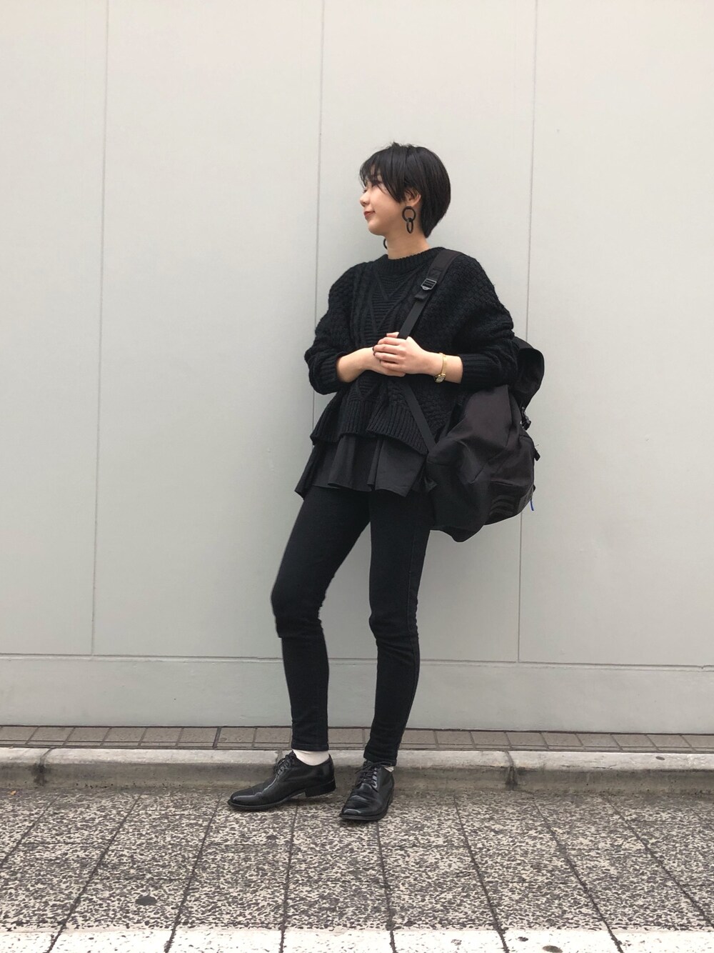 「おしゃれさんと繋がりたい、休日スタイル、オトナカジュアル、冬、ニットコーデ、ショートヘア、レイヤードスタイル、ブラック、ブラックコーデ、高身長女子」｜「CAPRICIEUX LE'MAGEのケーブルレイヤードプルオーバー（ニット/セーター、ブラック系）」を使った、sachiさん（レディース・165cm）の冬コーディネートの1枚目の写真