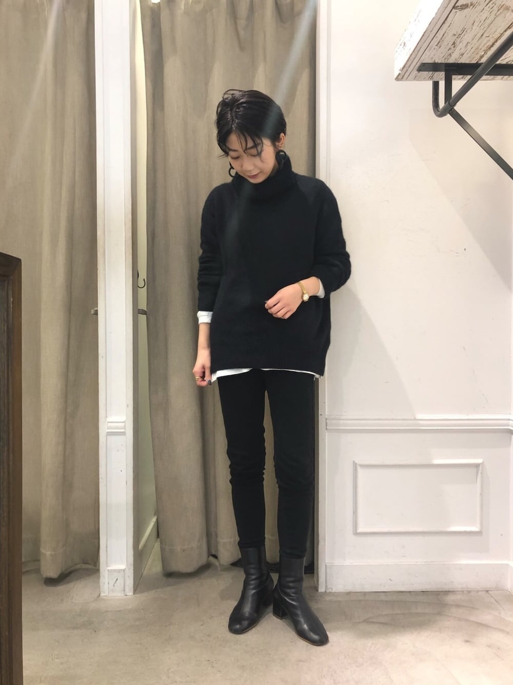 「カジュアル、大人カジュアル、冬、パンツスタイル、デニムパンツ、ショートヘア、レイヤードスタイル、メンズライク、高身長女子」｜「CAPRICIEUX LE'MAGEのFOXタートルニット（ニット/セーター、ブラック系）」を使った、sachiさん（レディース・165cm）の冬コーディネートの1枚目の写真