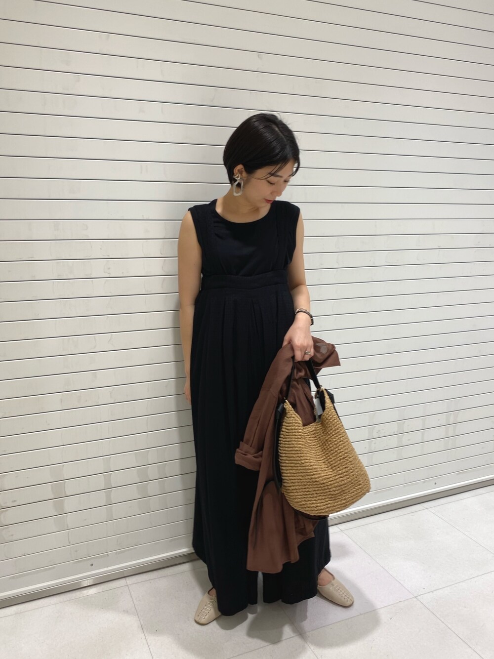 「カジュアルコーデ、ラクチンコーデ、春コーデ、シンプルコーデ、春夏コーデ、ブラック、オールインワン、ワンピース、ショートヘア、シャツコーデ」｜「HANESの【Hanes】 PACK タンク（Tシャツ/カットソー、ブラック系）」を使った、sachiさん（レディース・165cm）の春コーディネートの1枚目の写真