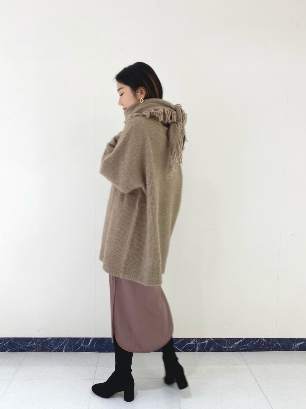 「オトナカジュアル、秋のカフェオレコーデ、シンプル、シンプルコーデ、ブラウンコーデ、ベージュ、ニット、サテン、ロングブーツ、ブーツ」｜「CAPRICIEUX LE'MAGEのラクーンウール畦チュニック（ニット/セーター、ブラウン系）」を使った、sachiさん（レディース・165cm）の秋コーディネートの1枚目の写真