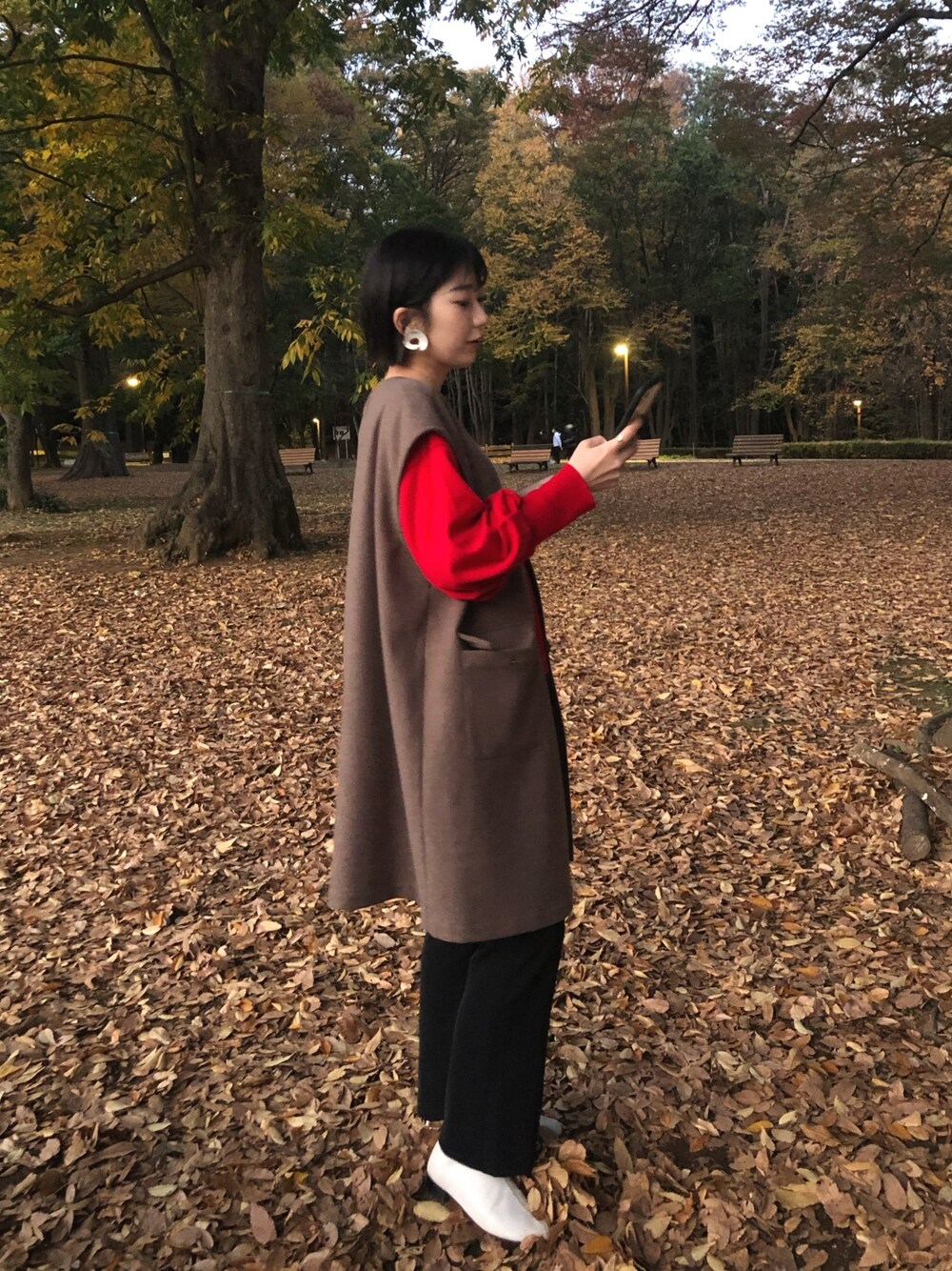 「おしゃれさんと繋がりたい、カジュアルコーデ、パンツスタイル、ニットコーデ、きれいめカジュアル、オトナカジュアル、ボリューム袖、ブラウンコーデ、赤ニット、赤」｜「CAPRICIEUX LE'MAGEのマトンスリーブプルオーバー（ニット/セーター、レッド系）」を使った、sachiさん（レディース・165cm）の秋コーディネートの1枚目の写真