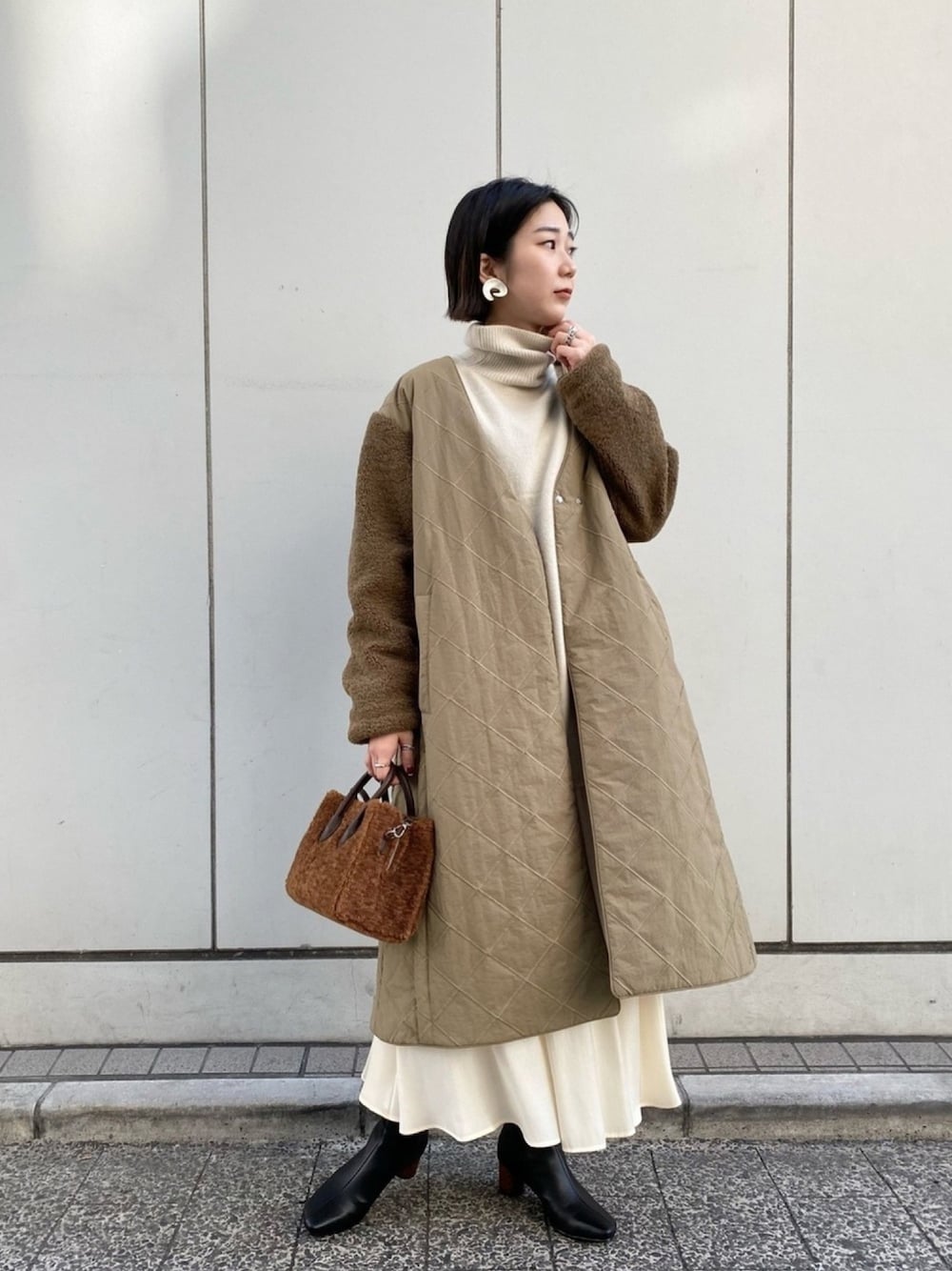 「オトナカジュアル、秋冬コーデ、大人女子、大人かわいい、タートルネック、ゆるニット、ショートブーツ、ミリタリー、ボアジャケット、ファーバッグ」｜「CAPRICIEUX LE'MAGEのジグザグステッチコート（ダウンジャケット/コート、グリーン系）」を使った、sachiさん（レディース・165cm）の秋コーディネートの1枚目の写真