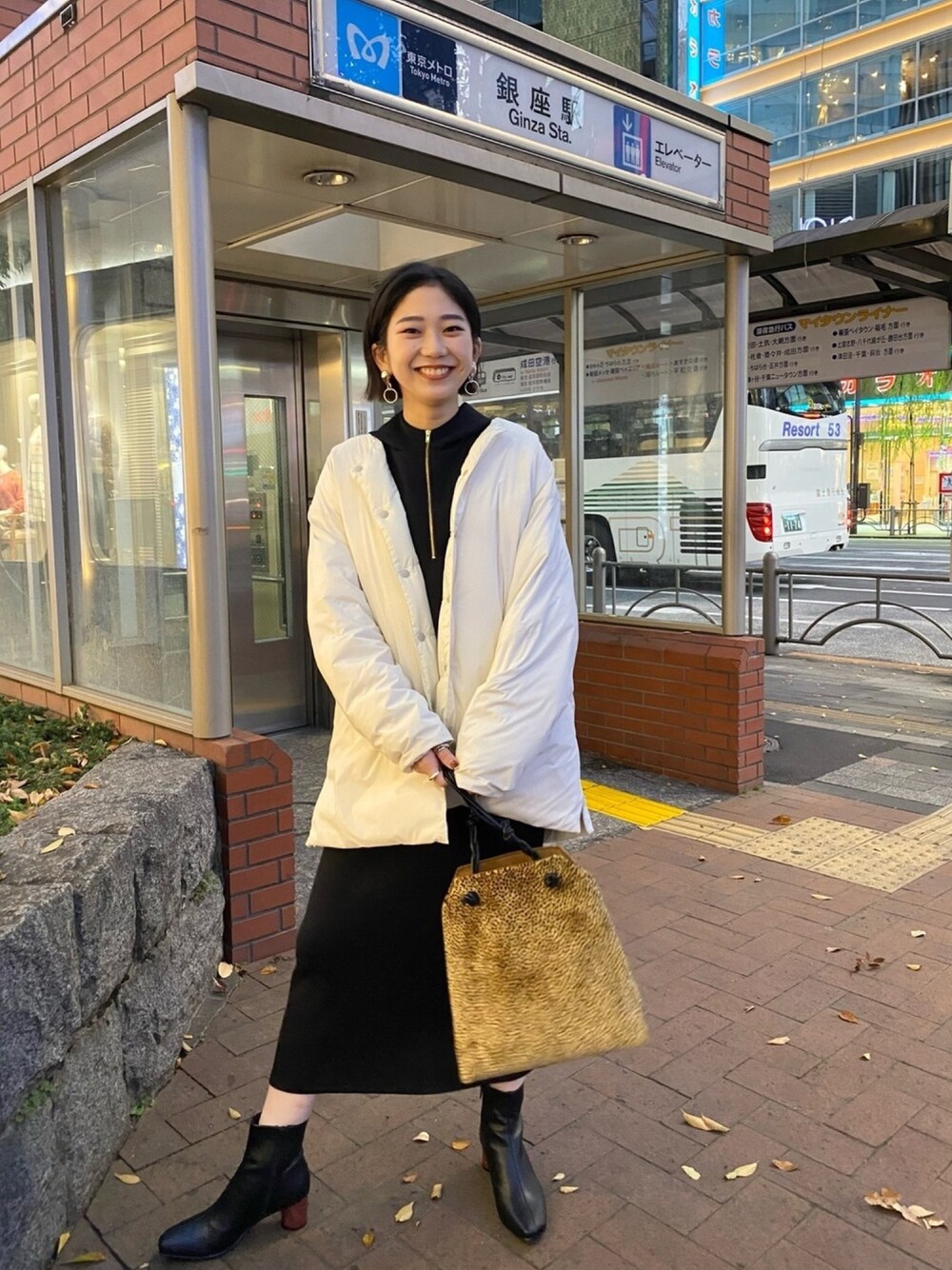 ダウンジャケット/コート（ベージュ系）を使った「黒ブーツ」の人気