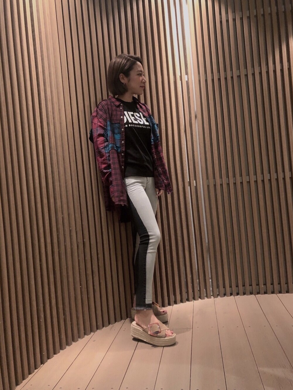 「DlESEL」｜「DIESELのレディース デニムパンツ スキニーブラックデニム（デニムパンツ、グレー系）」を使った、Momokaさん（レディース・163cm）の夏コーディネートの1枚目の写真