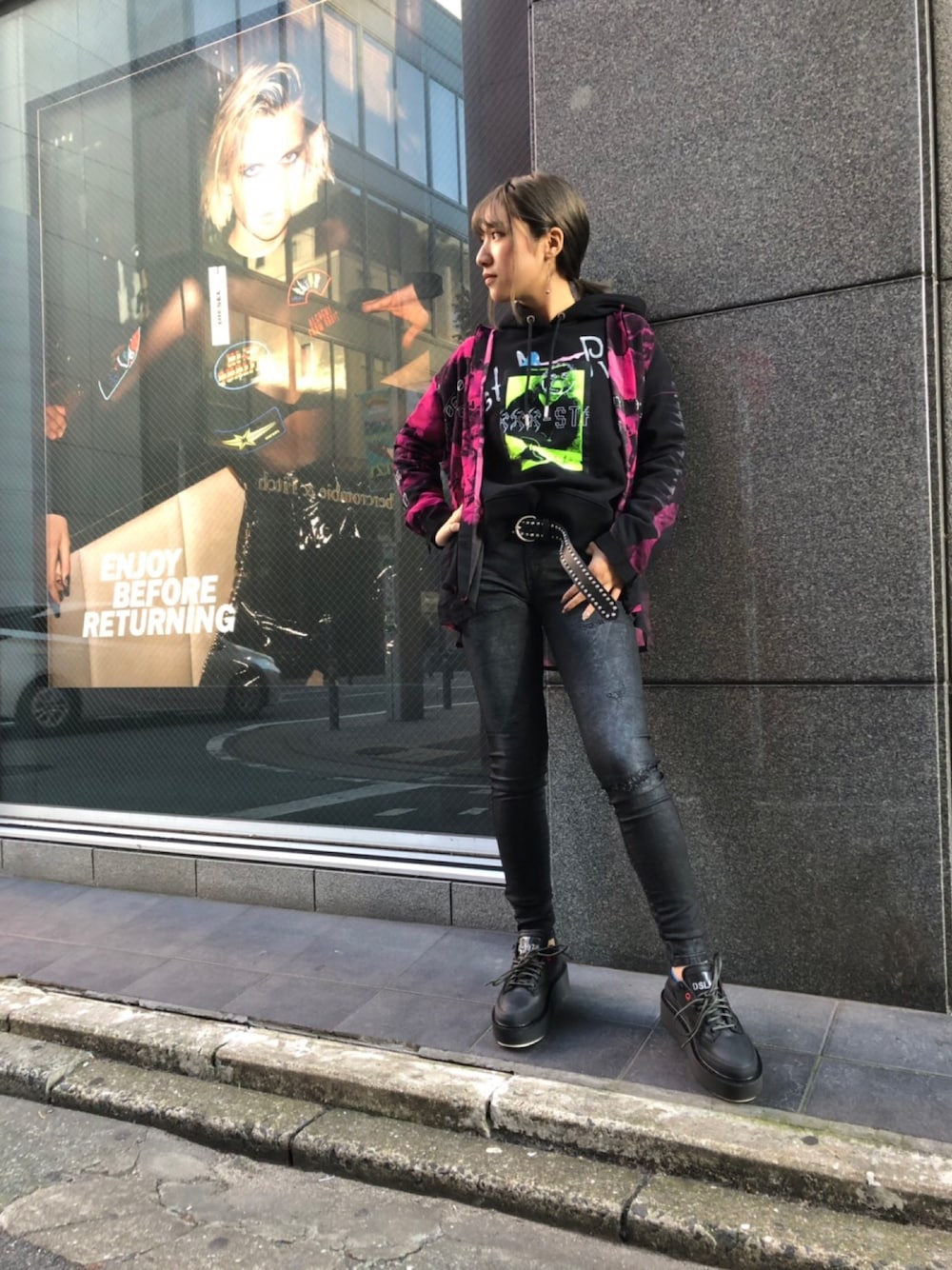「パンツスタイル、ディーゼル、Diesel、mode、モード」｜「DIESELのレディース グラフィックスウェットパーカー（スウェット、ブラック系）」を使った、Momokaさん（レディース・163cm）の秋コーディネートの1枚目の写真