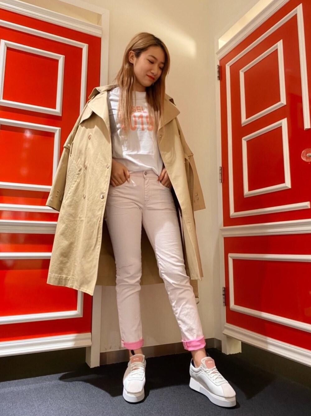 「トレンチコート、ホワイトパンツ、ホワイトコーデ、Diesel、ピンク」｜「DIESELのレディース　美シルエット トレンチコート（トレンチコート、ベージュ系）」を使った、Momokaさん（レディース・163cm）の冬コーディネートの1枚目の写真