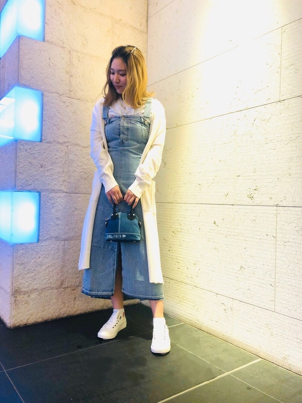 「春コーデ、ジャンパースカート、カーディガン、Diesel、diesel福岡、カジュアルガーリー、デニム、休日スタイル、シンプル、オトナカジュアル」｜「DIESELのレディース コットンジャージーロゴ半袖Tシャツ（Tシャツ/カットソー、ホワイト系）」を使った、Momokaさん（レディース・163cm）の春コーディネートの1枚目の写真