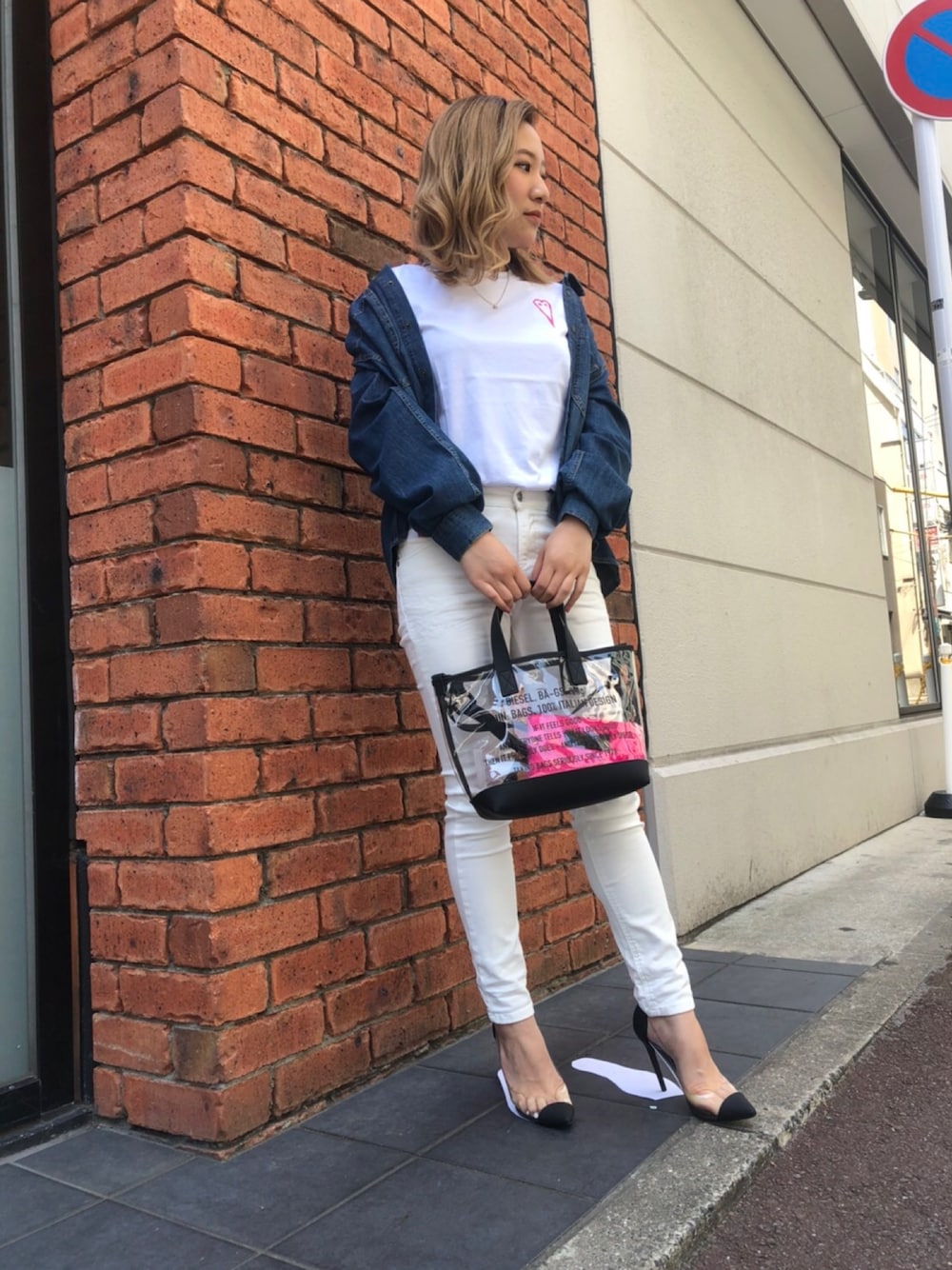 「ホワイト、ホワイトコーデ、デニムシャツ、オトナカジュアル、夏コーデ、クリアバッグ」｜「DIESELのレディース クリア 2WAY トートバッグ（トートバッグ、ピンク系）」を使った、Momokaさん（レディース・163cm）の春コーディネートの1枚目の写真