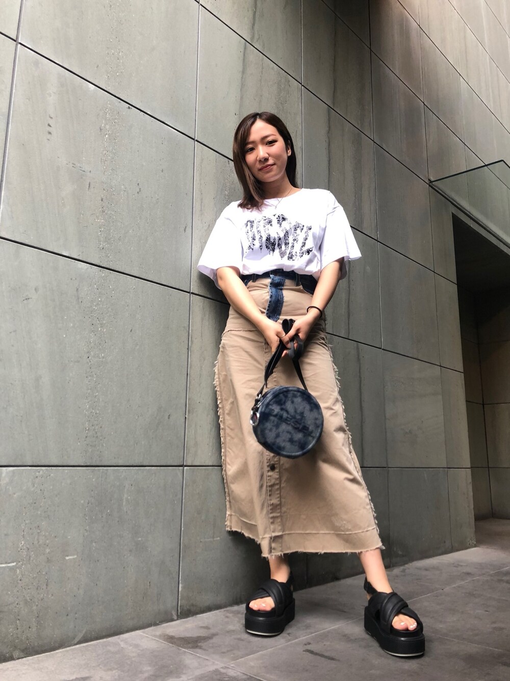 「大人カジュアル、シンプルコーデ、ロングスカート、Diesel、ディーゼル」｜「DIESELのレディース スカート　デニムミックスロングスカート（スカート、ベージュ系）」を使った、Momokaさん（レディース・163cm）の夏コーディネートの1枚目の写真