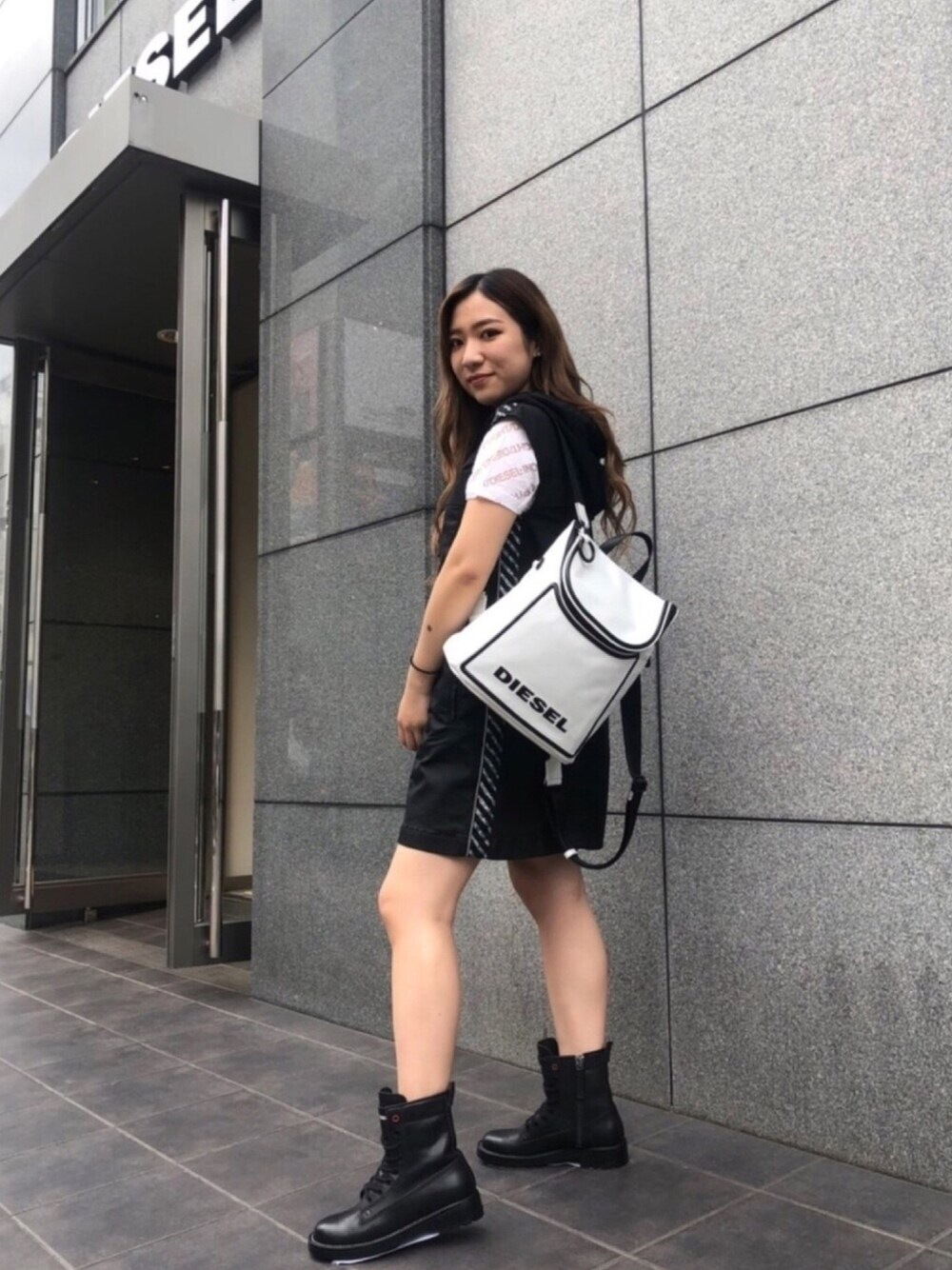 「モノトーン、ワンピース、休日スタイル、シンプルコーデ、Diesel、夏コーデ」｜「DIESELのレディース Tシャツ コピーライトロゴ　半袖tee（Tシャツ/カットソー、ホワイト系）」を使った、Momokaさん（レディース・163cm）の夏コーディネートの1枚目の写真
