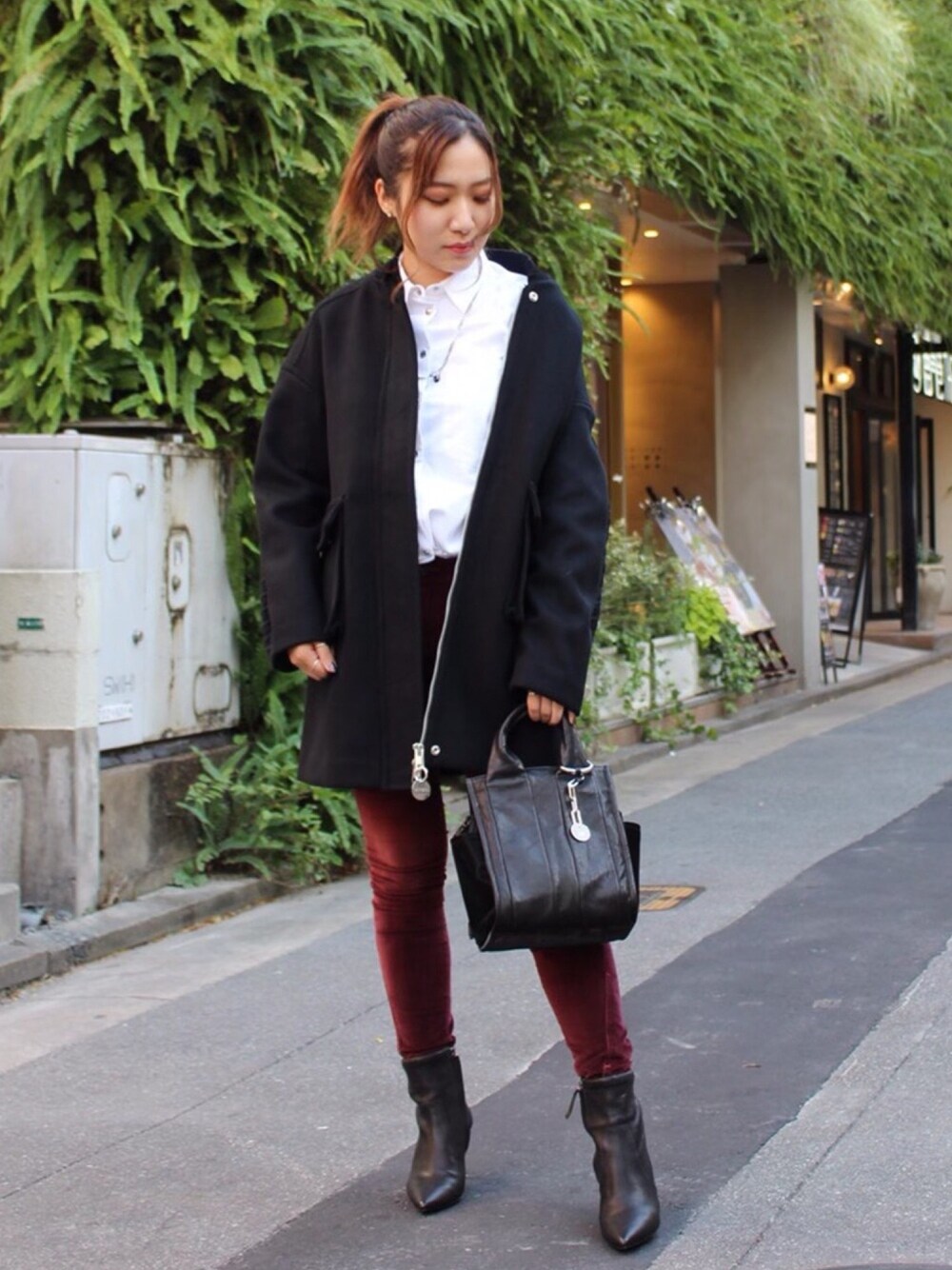 「秋のマイ旬スタイル、秋のコーデ、きれいめカジュアル、大人女子、ブーツ、ootd、シャツスタイル、ベルベット、コート、Diesel」｜「DIESELのレディース シャツ ネックレス付きレギュラーフィットシャツ（シャツ/ブラウス、ホワイト系）」を使った、Momokaさん（レディース・163cm）の秋コーディネートの1枚目の写真