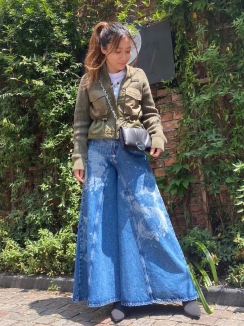 「パンツスタイル、休日スタイル、今日のコーデ、秋服準備はじめました、秋のコーデ、カジュアル、フレアパンツ、ラクチンコーデ、diesel福岡、Diesel」｜「DIESELのレディース ニット 異素材 ジップアップニット（ニット/セーター、グリーン系）」を使った、Momokaさん（レディース・163cm）の夏コーディネートの1枚目の写真