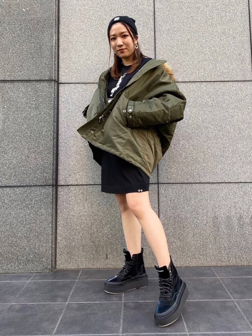 「秋冬コーデ、オーバーサイズ、ビッグシルエット、ブーツ、ニット帽、アウター、シンプルコーデ、今日のコーデ、Diesel」｜「DIESELのメンズ ニットキャップ ビーニー（ニットキャップ/ビーニー、ブラック系）」を使った、Momokaさん（レディース・163cm）の秋コーディネートの1枚目の写真