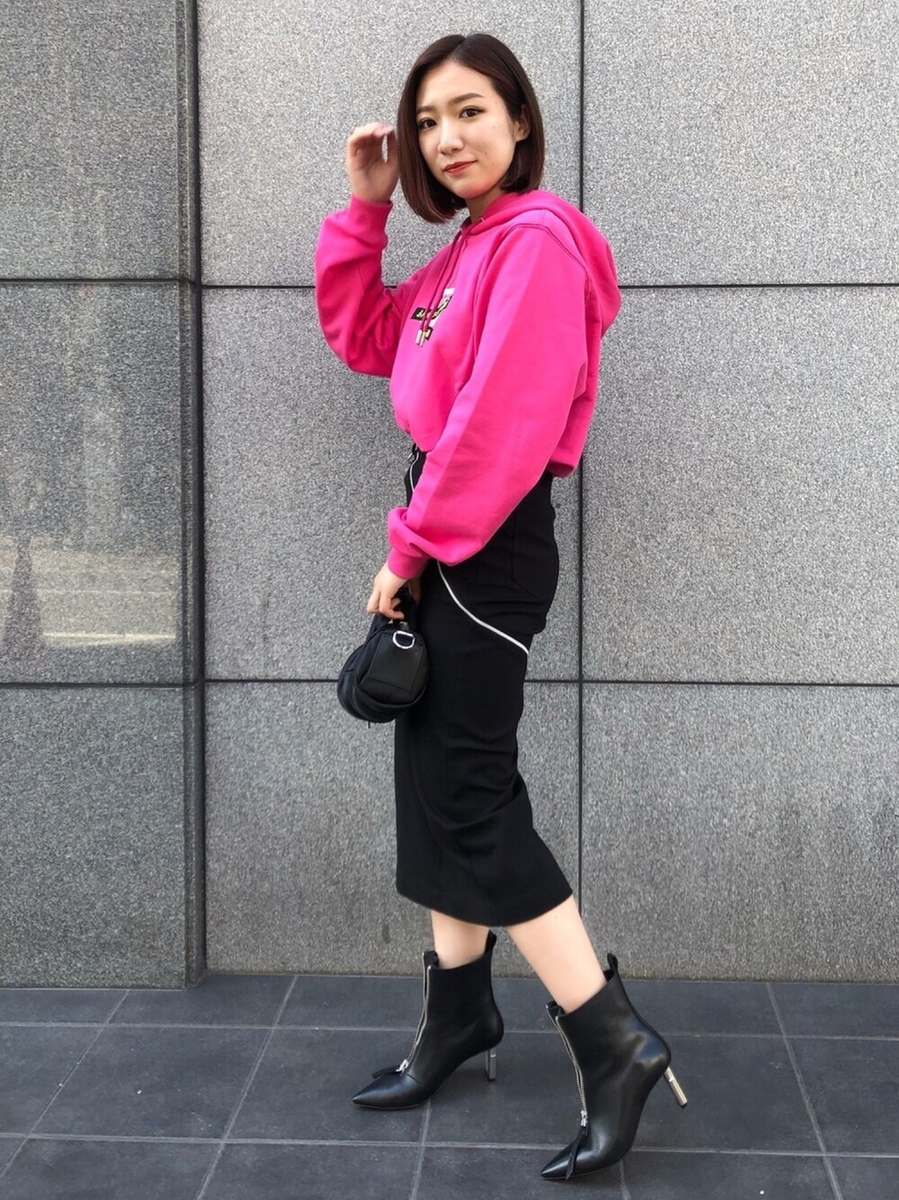 「大人カジュアル、チョコ色に染まれ、春コーデ、春色、ブーツ、ピンク、Diesel、シンプル、大人女子、パーカー」｜「DIESELのレディース スウェット パーカー フーディー ロゴ プリント プルオーバー（パーカー、ピンク系）」を使った、Momokaさん（レディース・163cm）の冬コーディネートの1枚目の写真