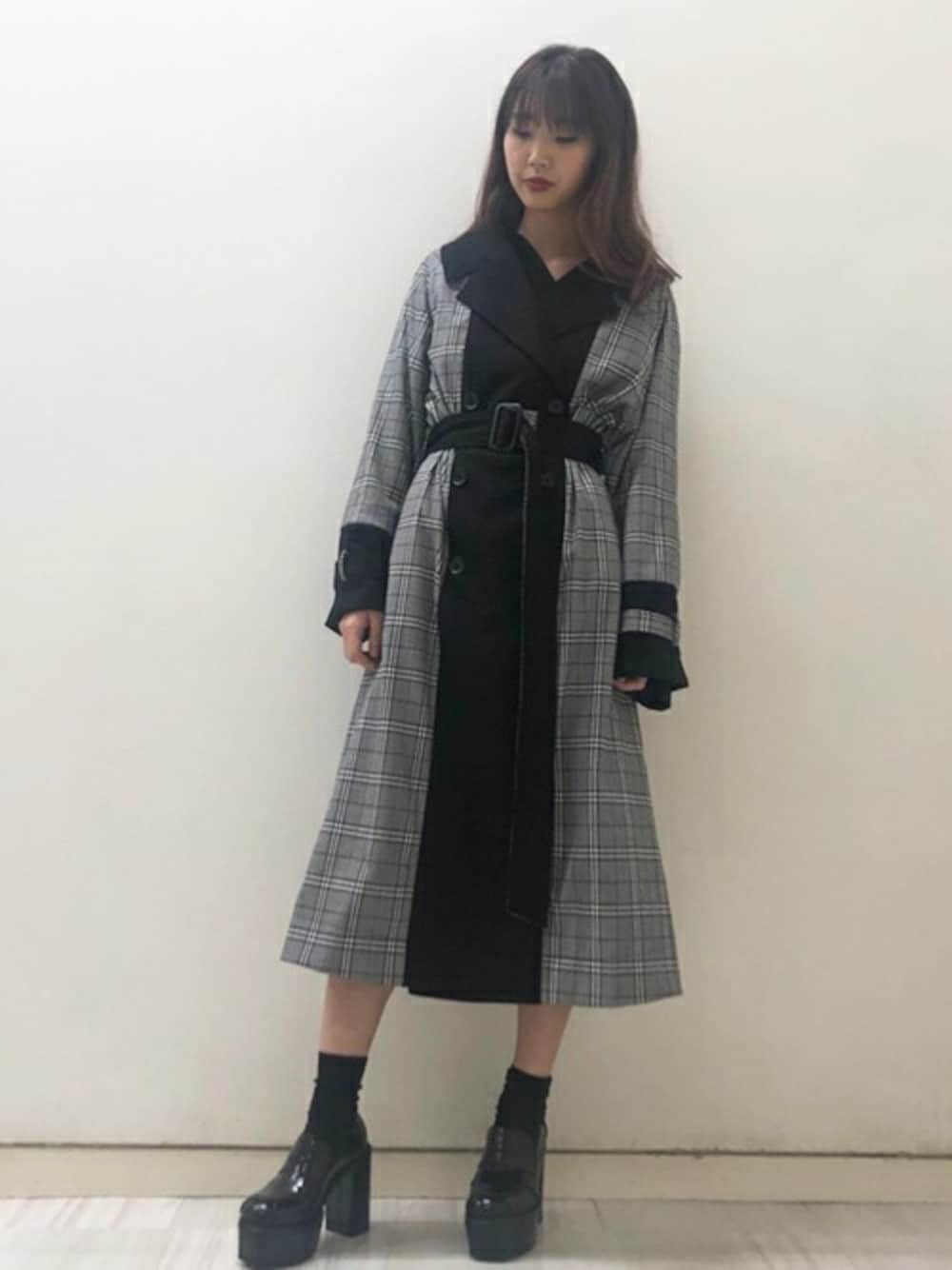 「チェック、アウター、ビッグシルエット、トレンチコート、ローファー、ロングコート、リバーシブル、２ＷＡＹ、厚底シューズ、barak」｜「BARAKのリバーシブルチェックコート（トレンチコート、ブラック系）」を使った、萌さん（レディース・168cm）の秋コーディネートの1枚目の写真